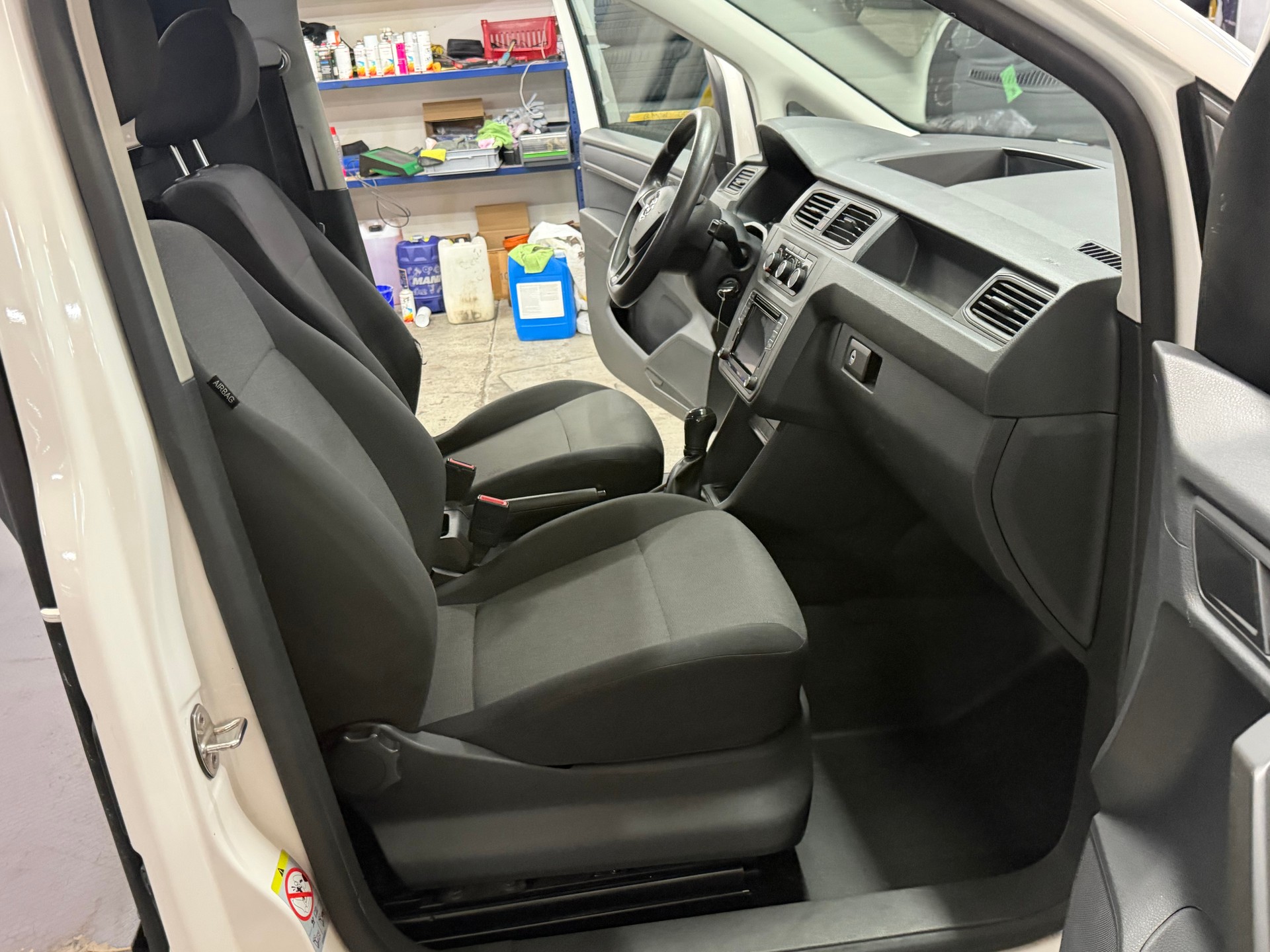 VW Caddy Maxi 2.0TDI BlueMotion Technology-image-9