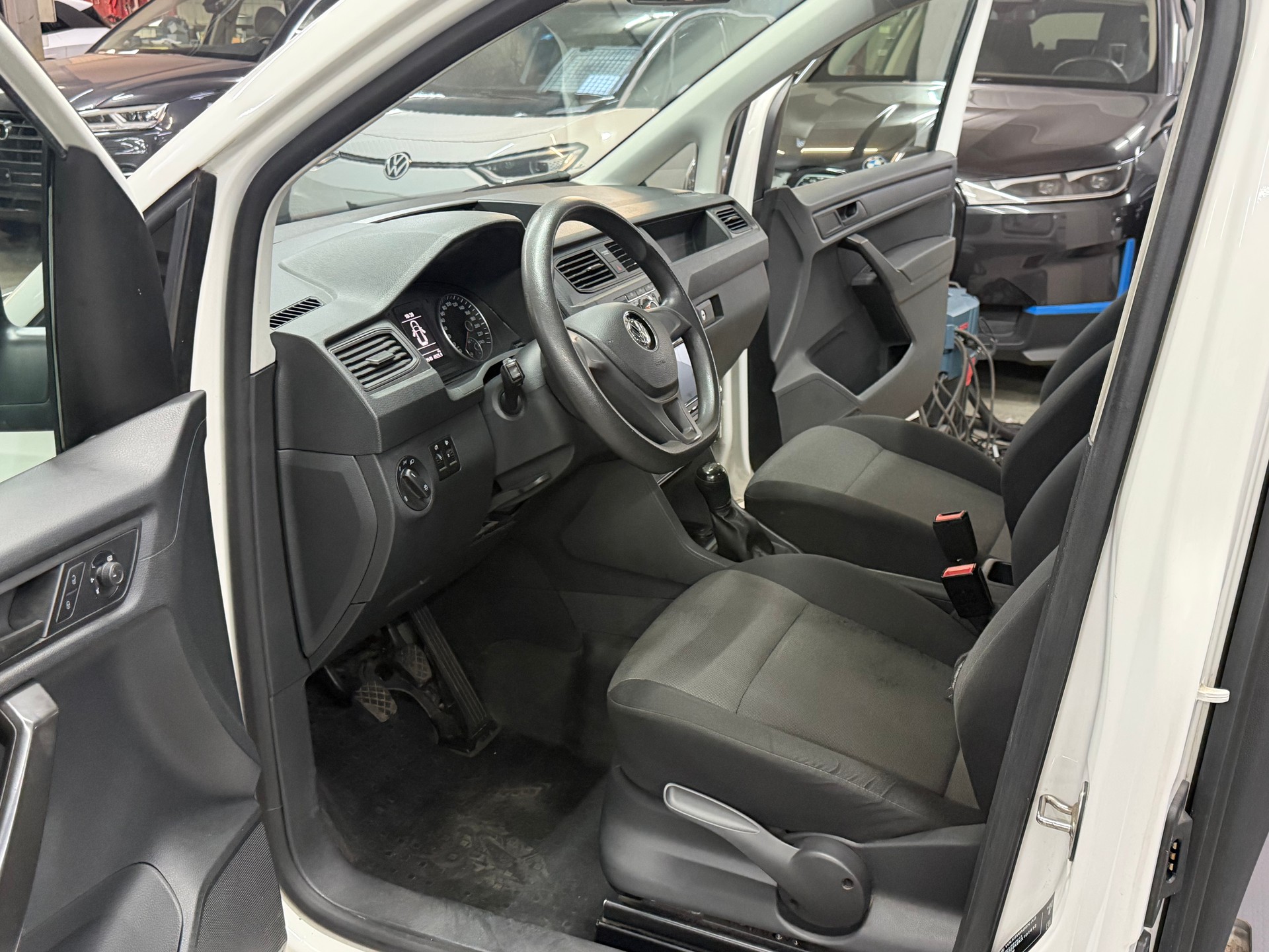 VW Caddy Maxi 2.0TDI BlueMotion Technology-image-11