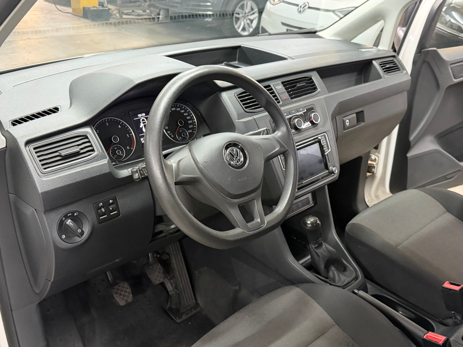 VW Caddy Maxi 2.0TDI BlueMotion Technology-image-12
