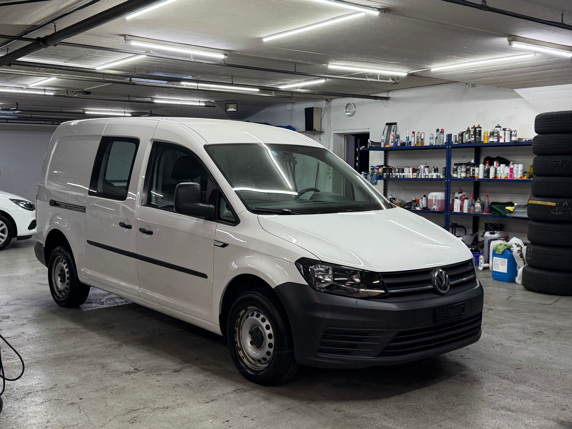 VW Caddy Maxi 2.0TDI BlueMotion Technology-image-3