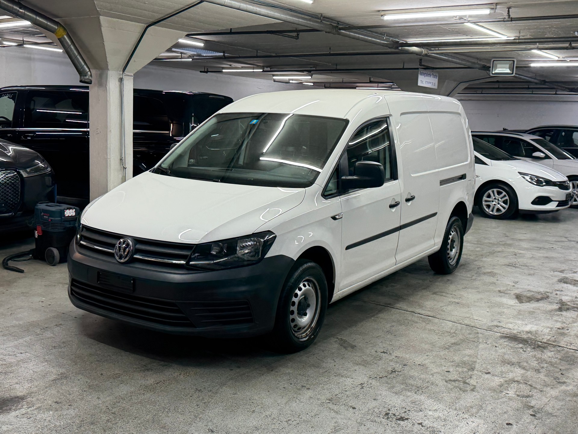 VW Caddy Maxi 2.0TDI BlueMotion Technology-image-1