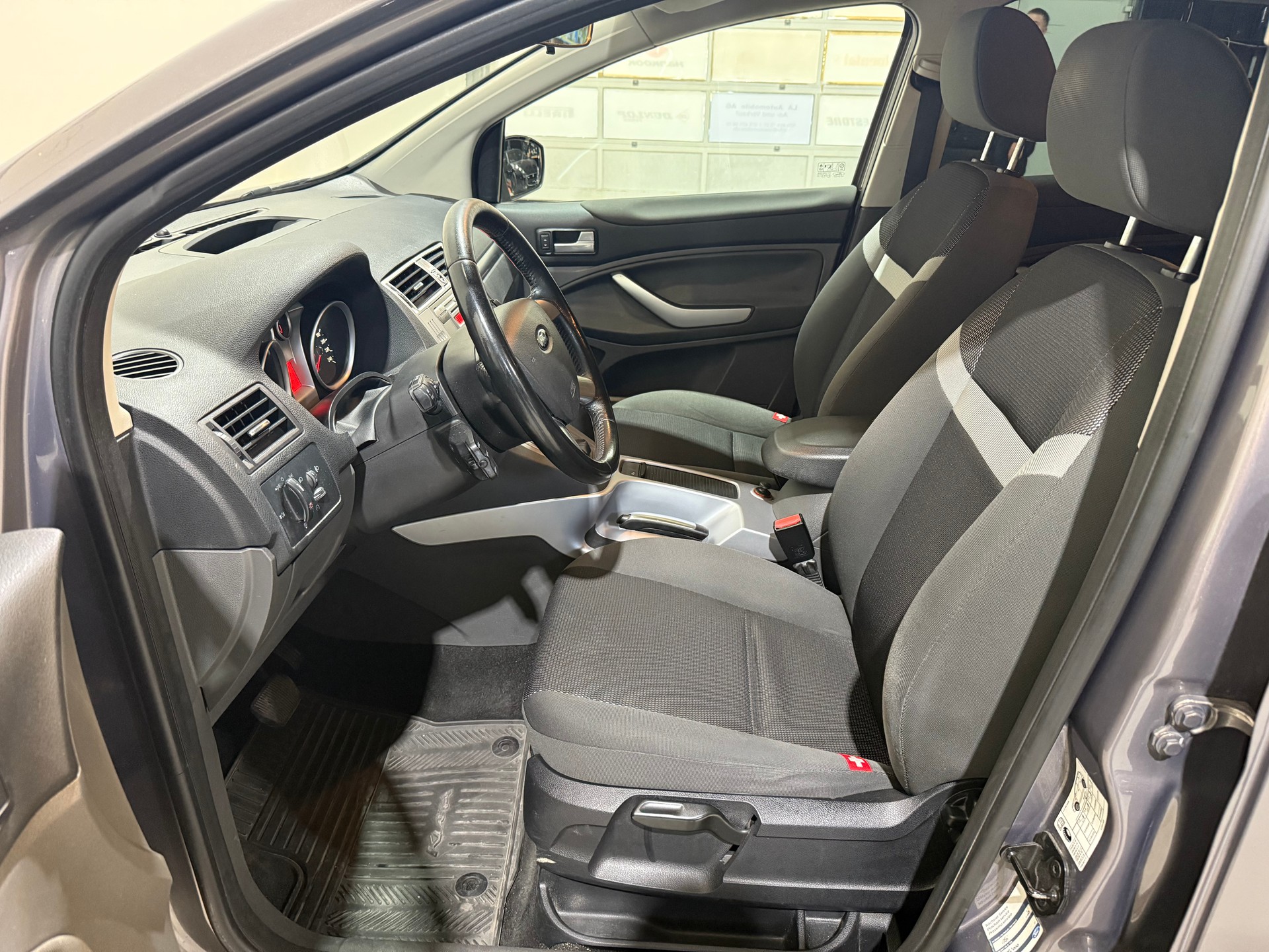 FORD Kuga 2.0 TDCi Individual 4WD PowerShift-image-12