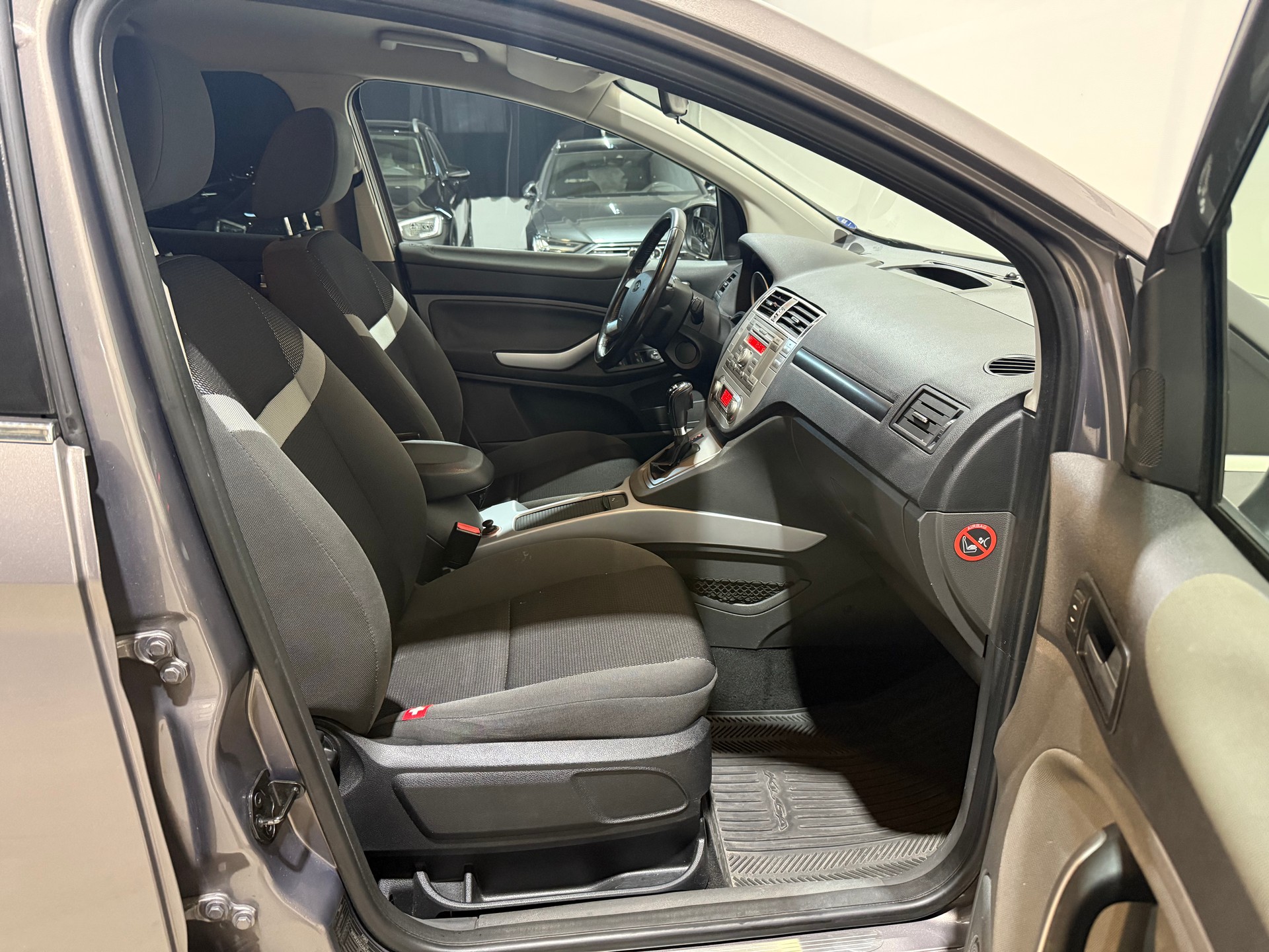 FORD Kuga 2.0 TDCi Individual 4WD PowerShift-image-13