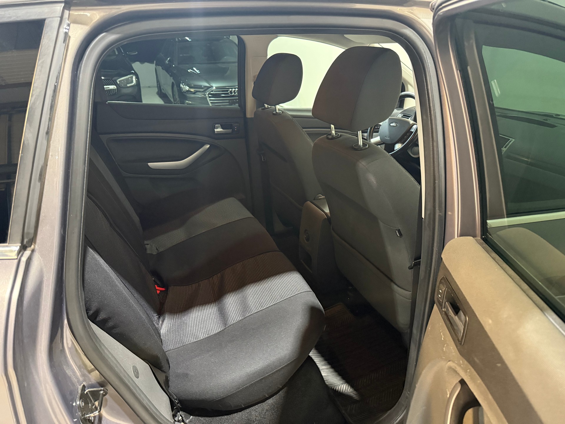 FORD Kuga 2.0 TDCi Individual 4WD PowerShift-image-14