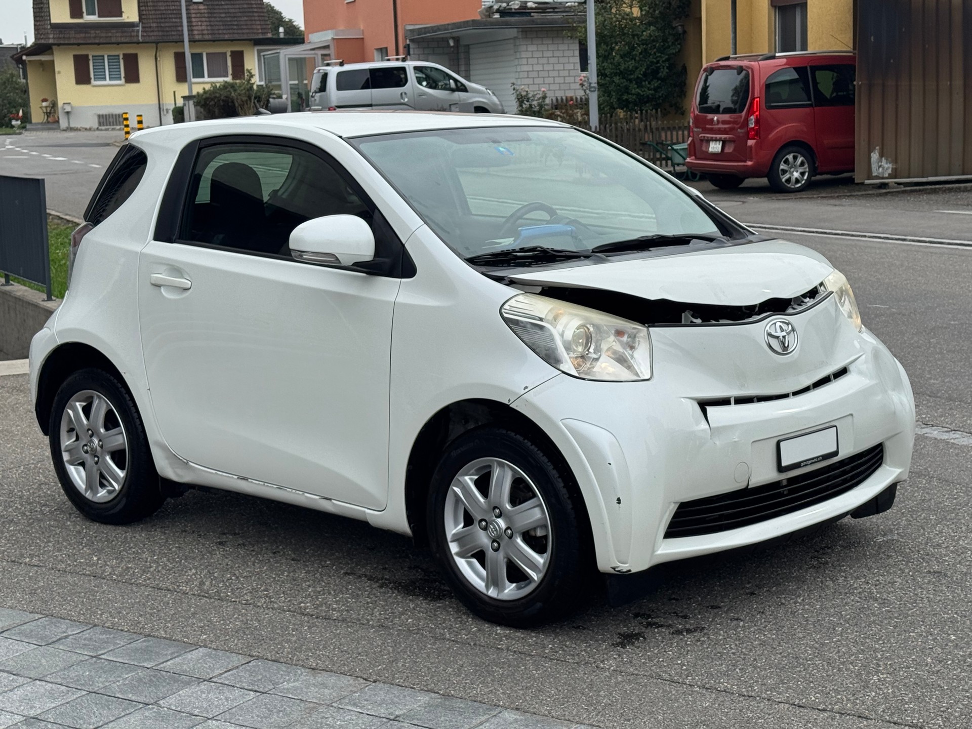 TOYOTA iQ 1.0 VVT-i Linea Luna-image-1