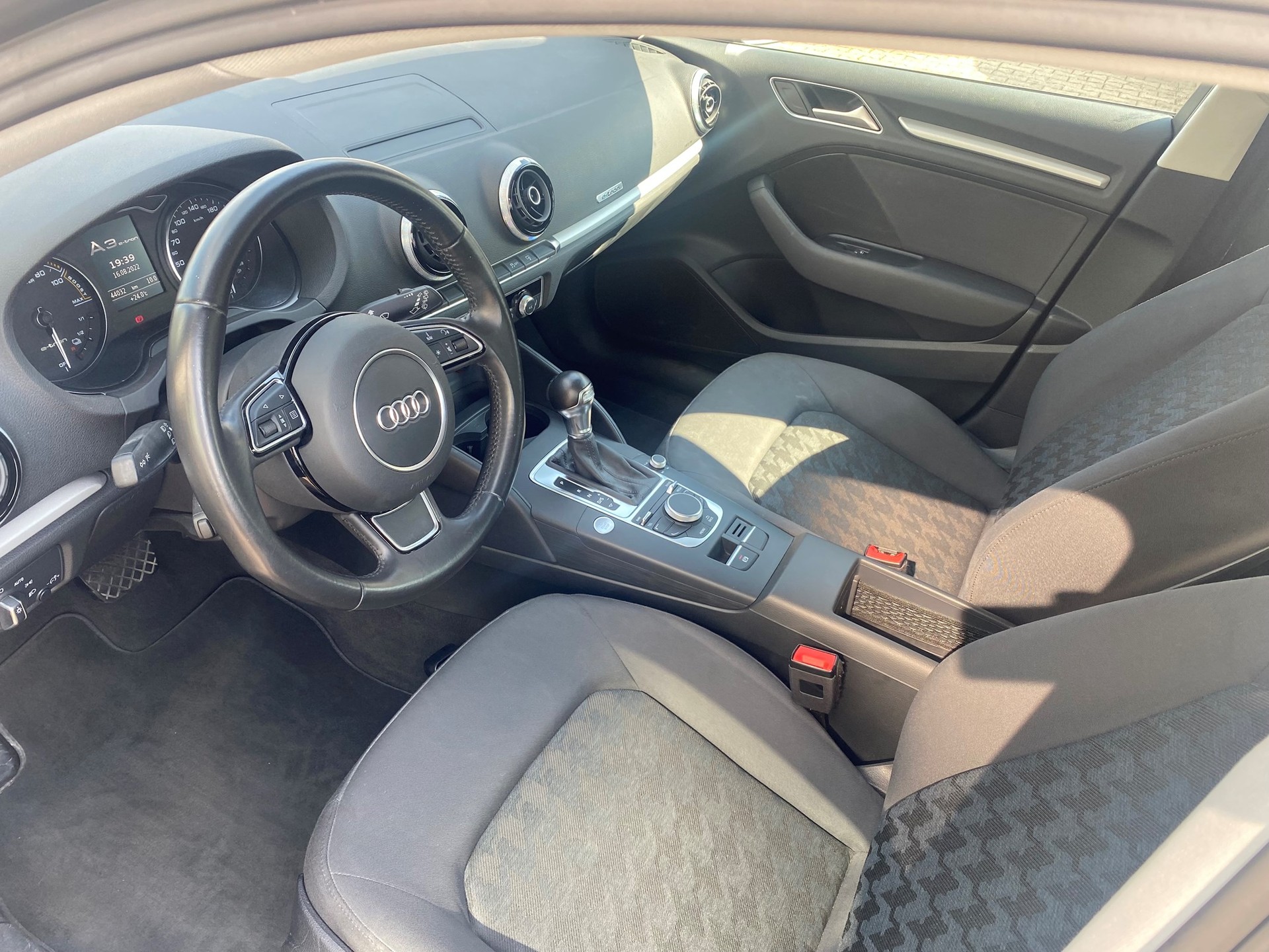 AUDI A3 Sportback 1.4 e-tron Ambition S-tronic-image-4