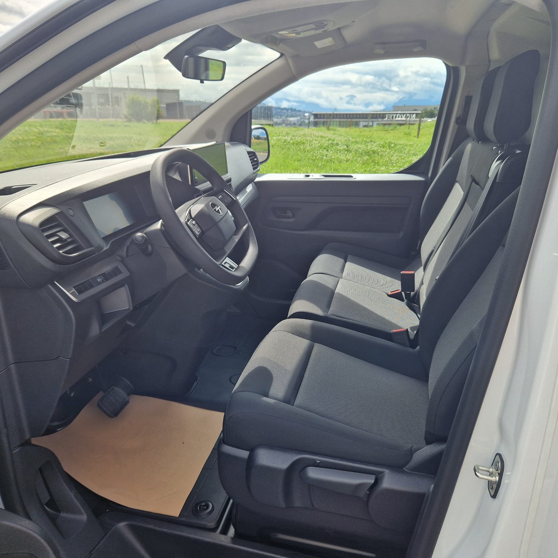 OPEL Vivaro Cargo 2.0 D s/s XL EN Aut.-image-2