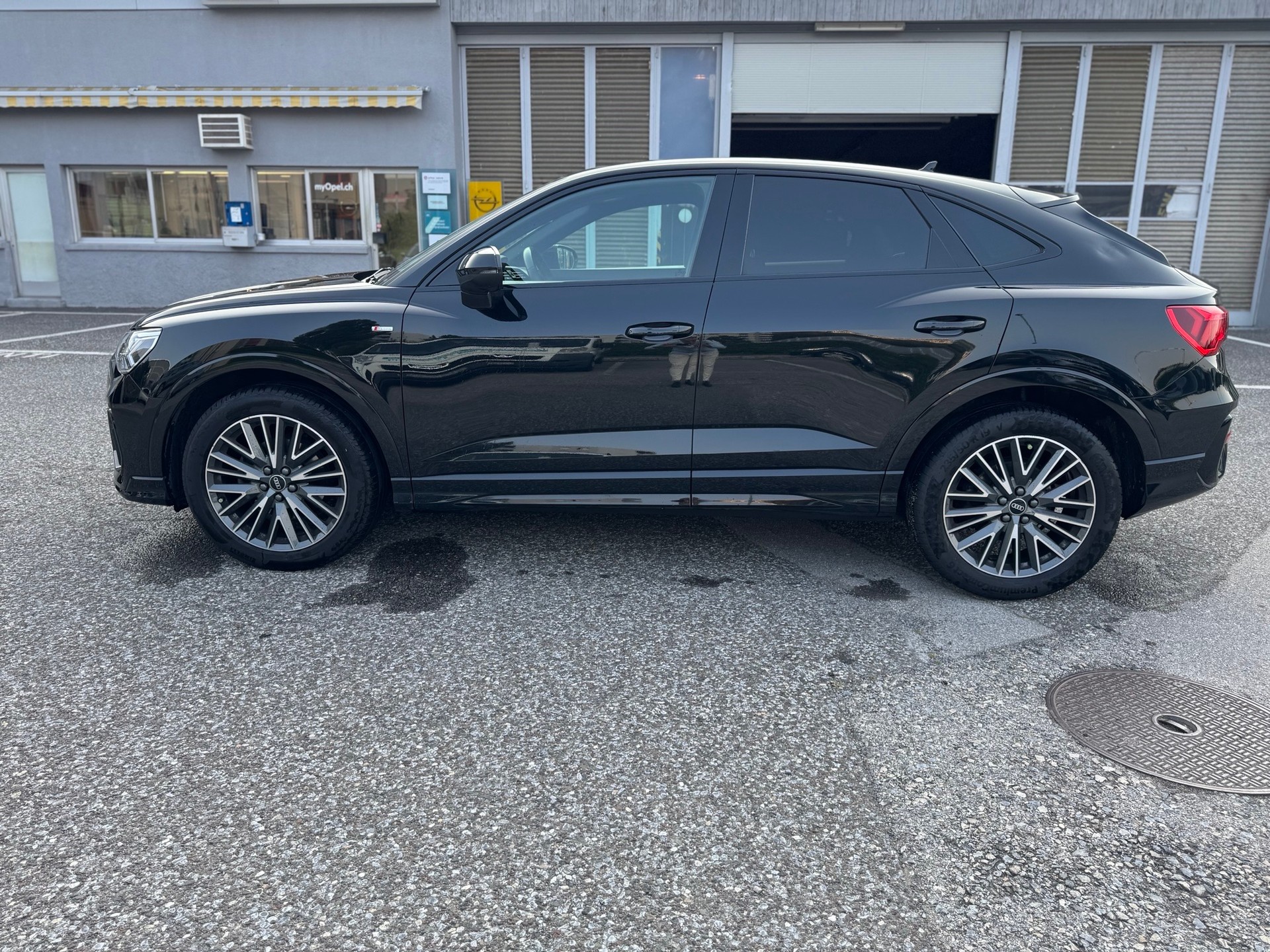 AUDI Q3 Sportback 35 TDI S line quattro S-tronic-image-2