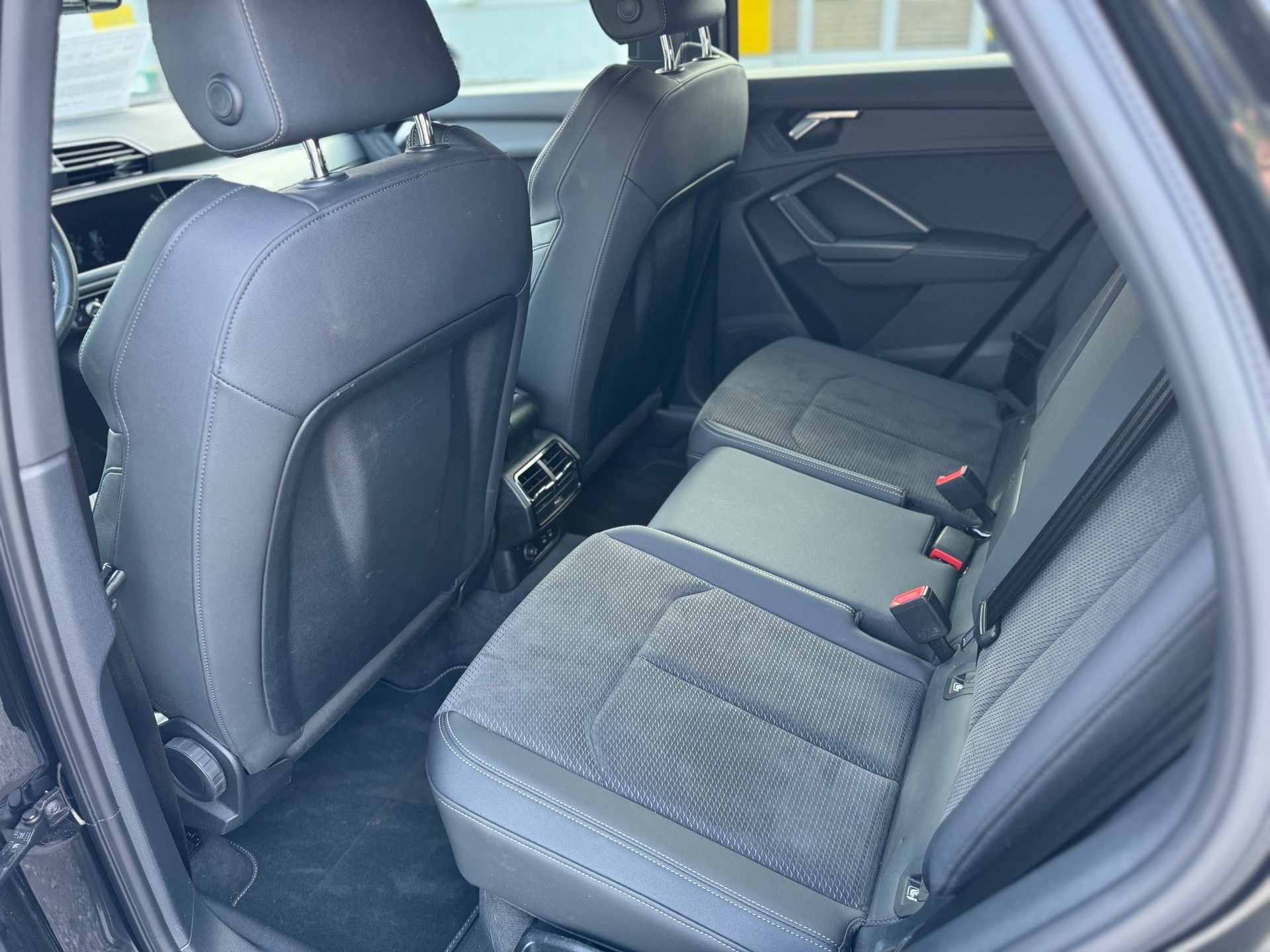AUDI Q3 Sportback 35 TDI S line quattro S-tronic-image-11