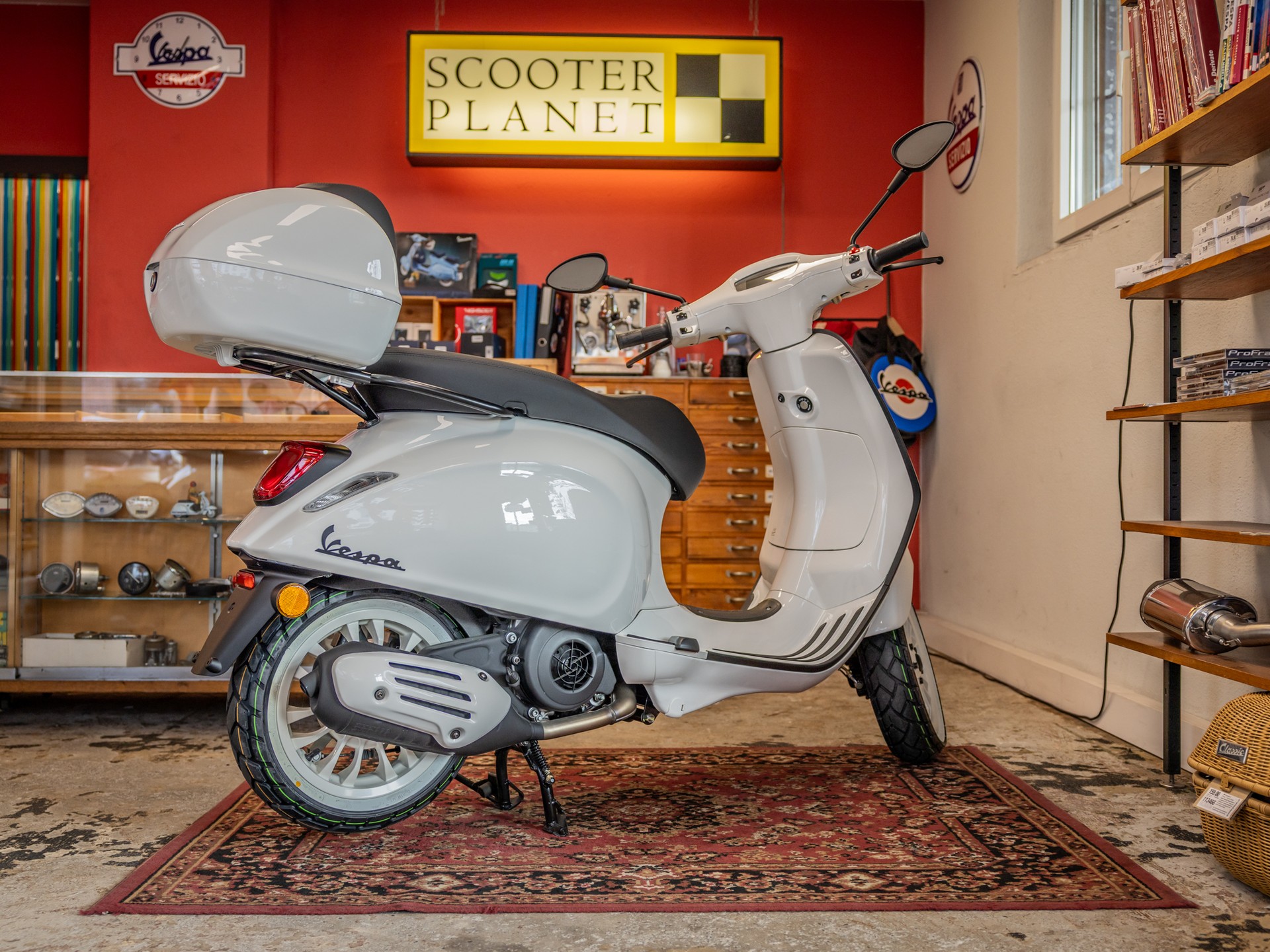 PIAGGIO Vespa 125 Sprint Black & White SP-Special-showroom-element-3