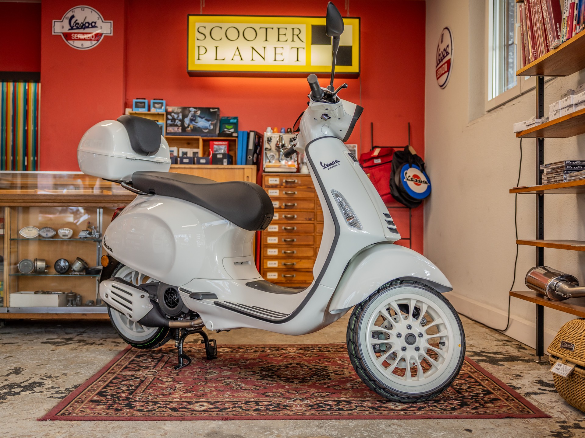 PIAGGIO Vespa 125 Sprint Black & White SP-Special-showroom-element-2