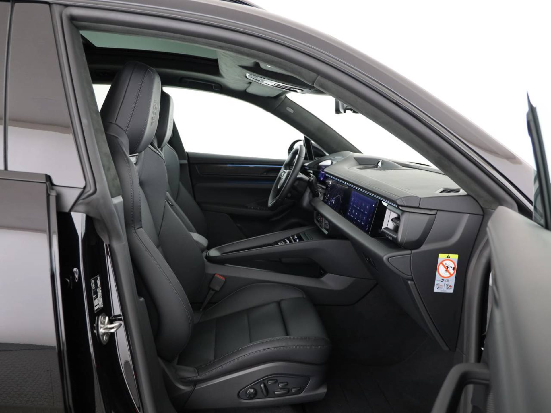 PORSCHE Macan Turbo-image-17