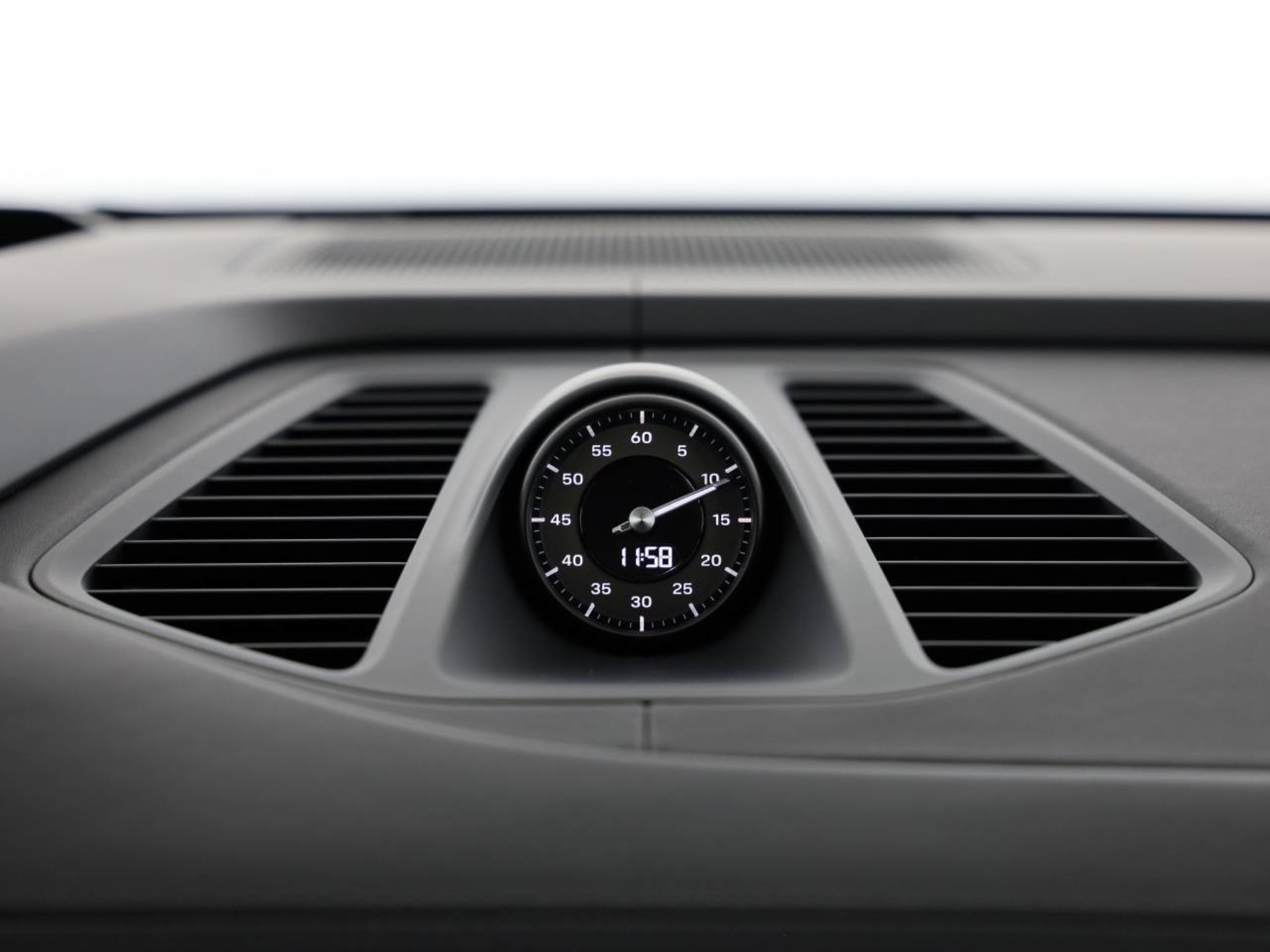 PORSCHE Macan Turbo-image-14