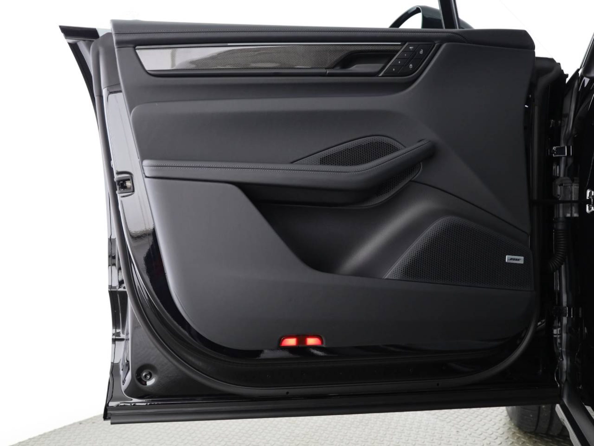 PORSCHE Macan Turbo-image-19