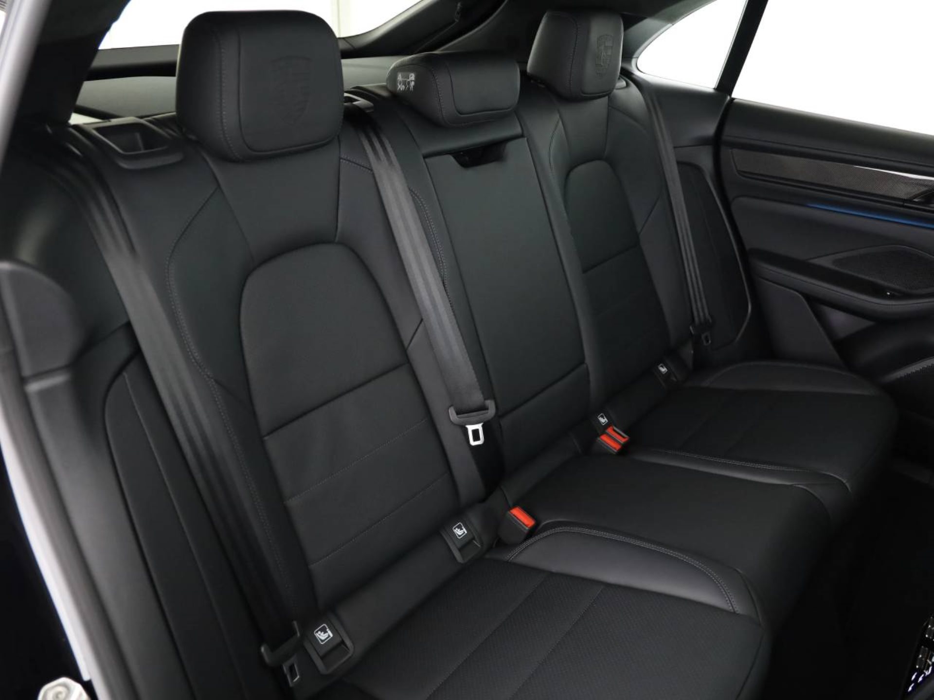 PORSCHE Macan Turbo-image-16