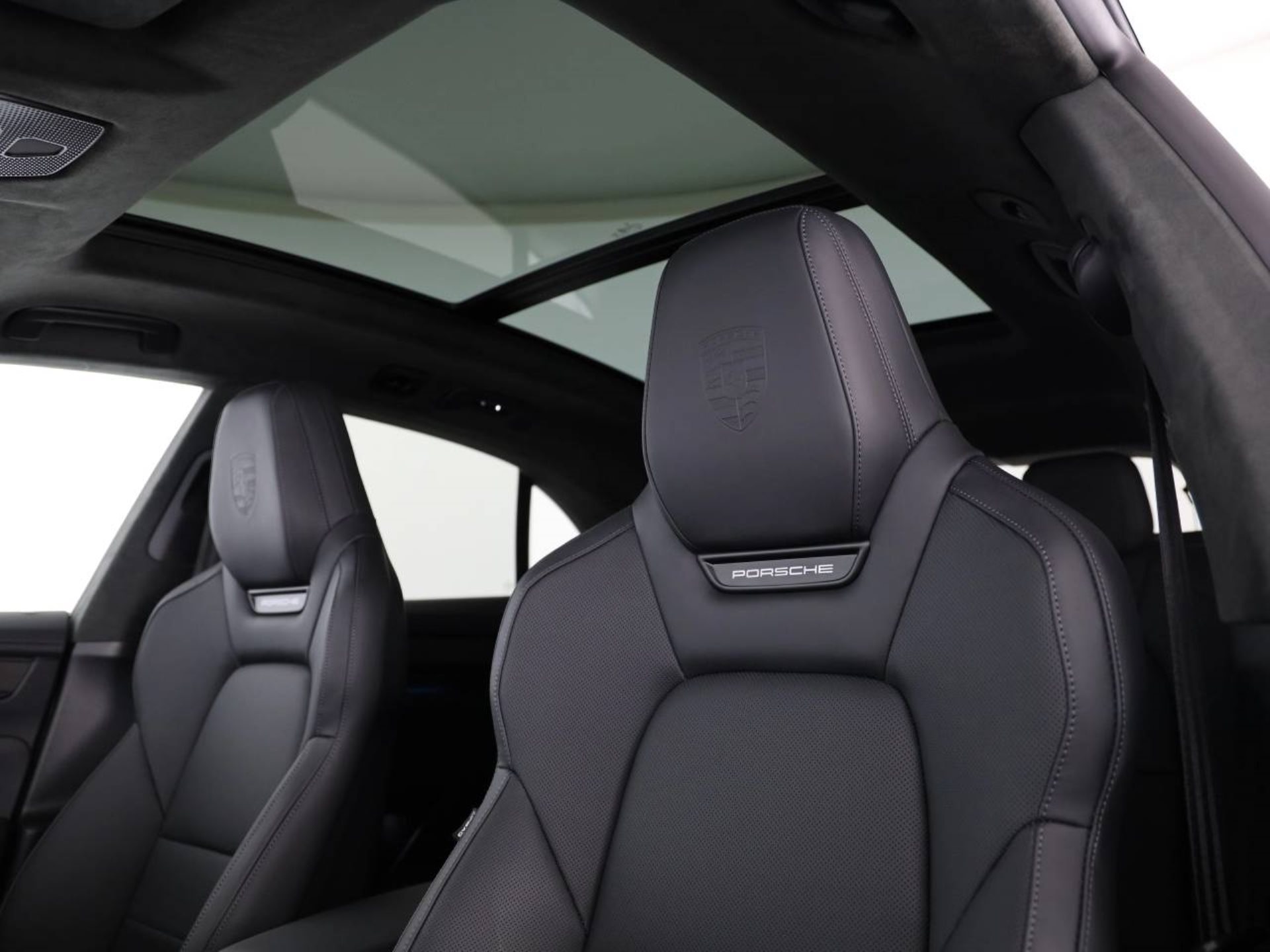 PORSCHE Macan Turbo-image-15