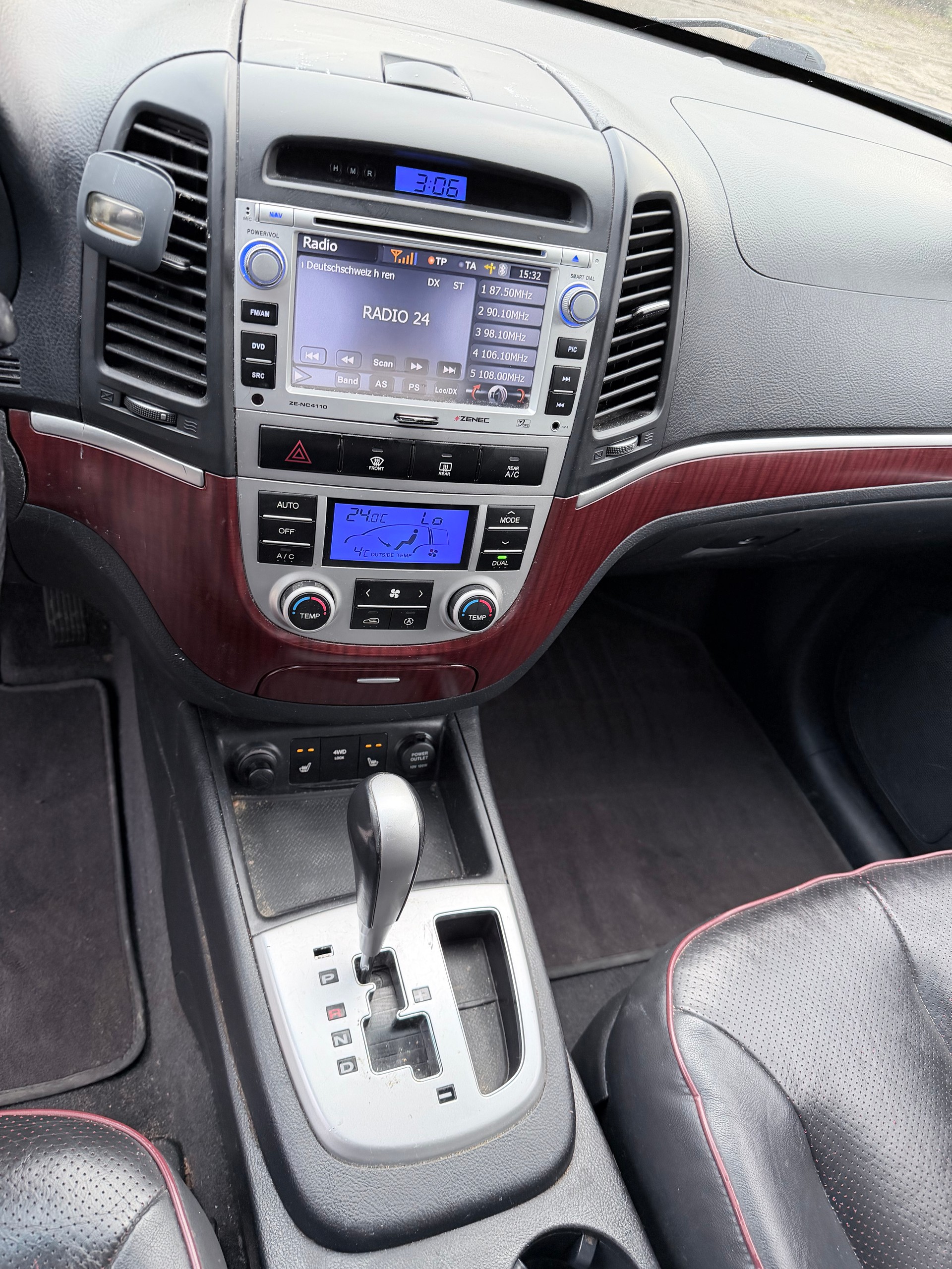HYUNDAI Santa Fe 2.2 CRDi Premium 4WD Automatic-image-9