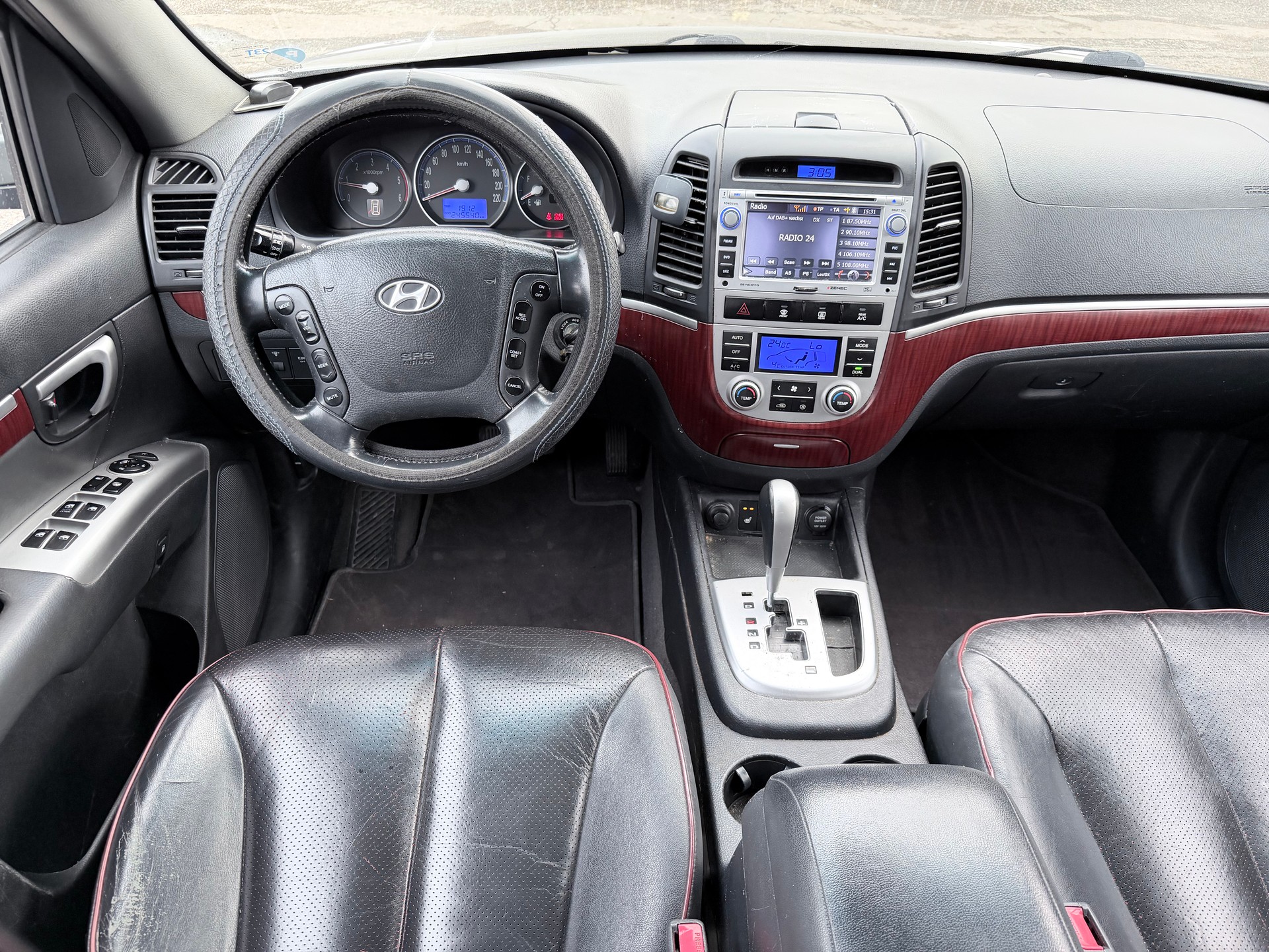 HYUNDAI Santa Fe 2.2 CRDi Premium 4WD Automatic-image-5