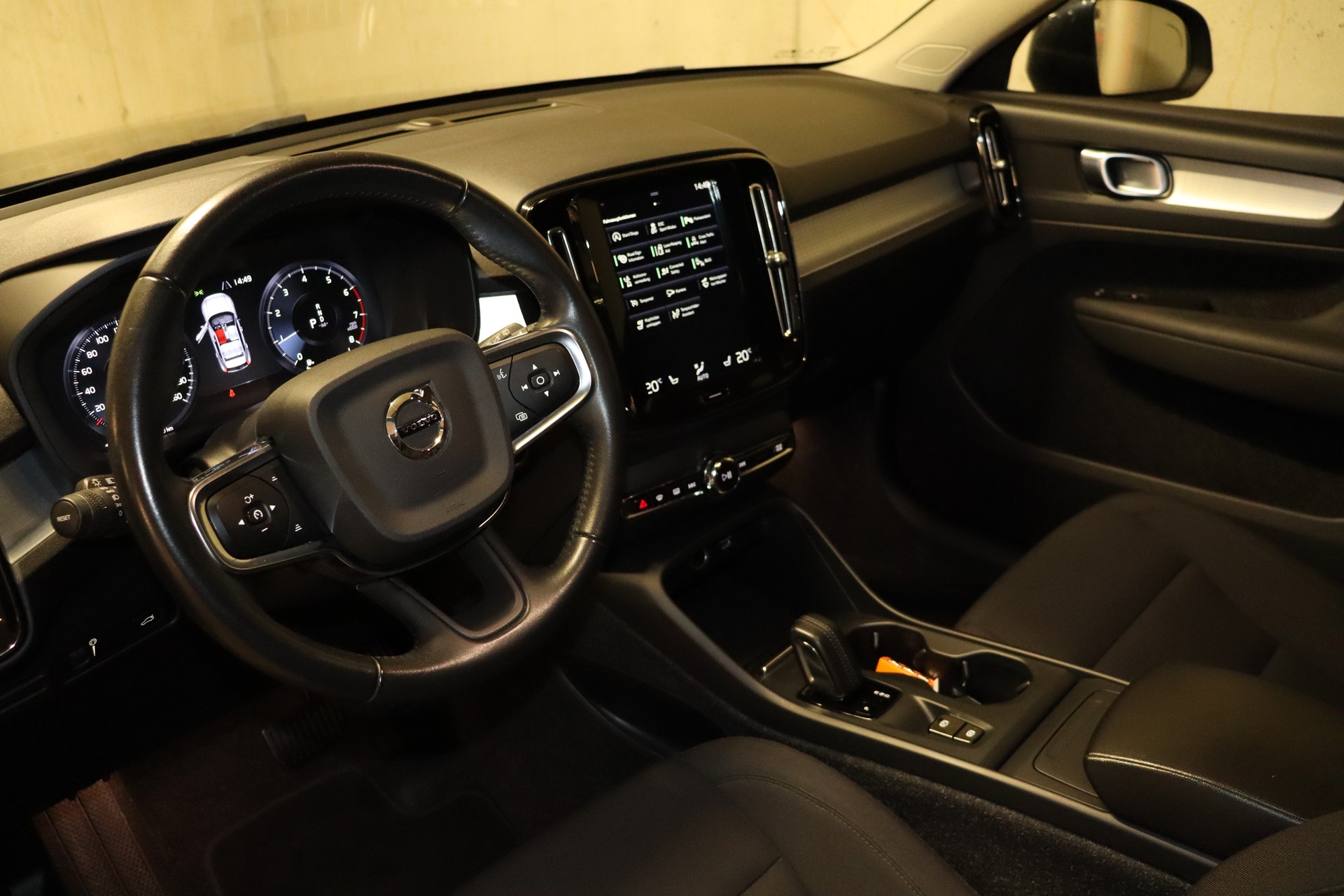 VOLVO XC40 T2 Momentum Geartronic-image-12
