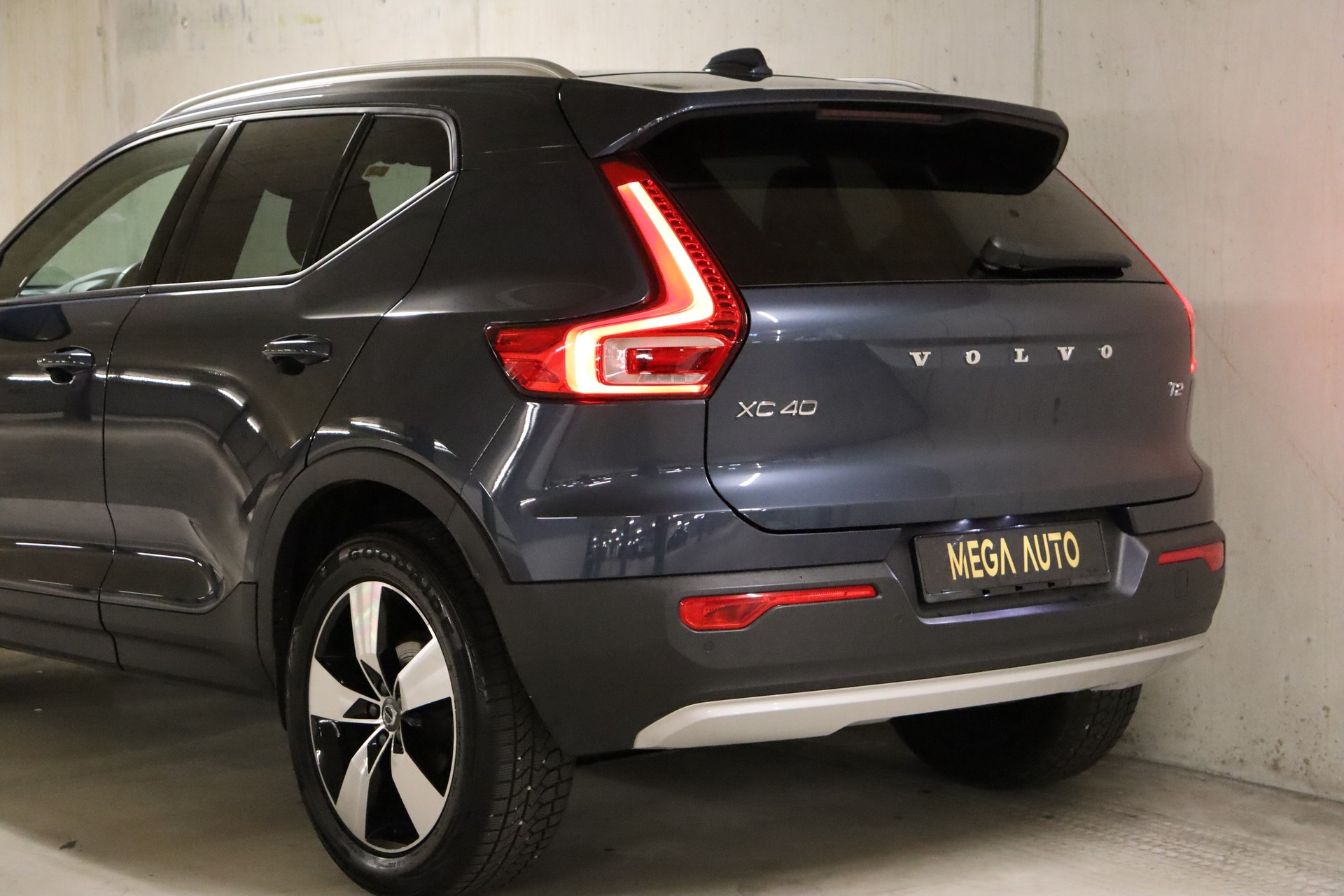 VOLVO XC40 T2 Momentum Geartronic-image-8
