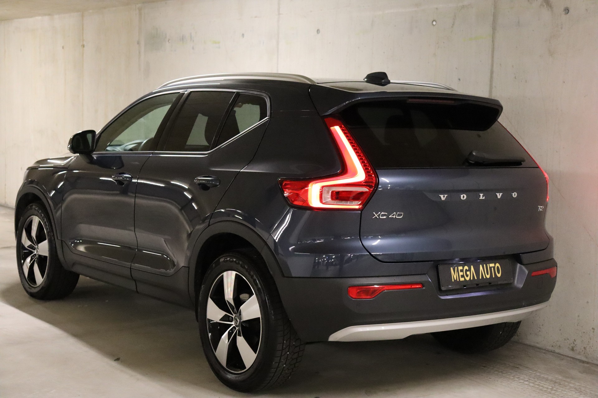 VOLVO XC40 T2 Momentum Geartronic-image-6