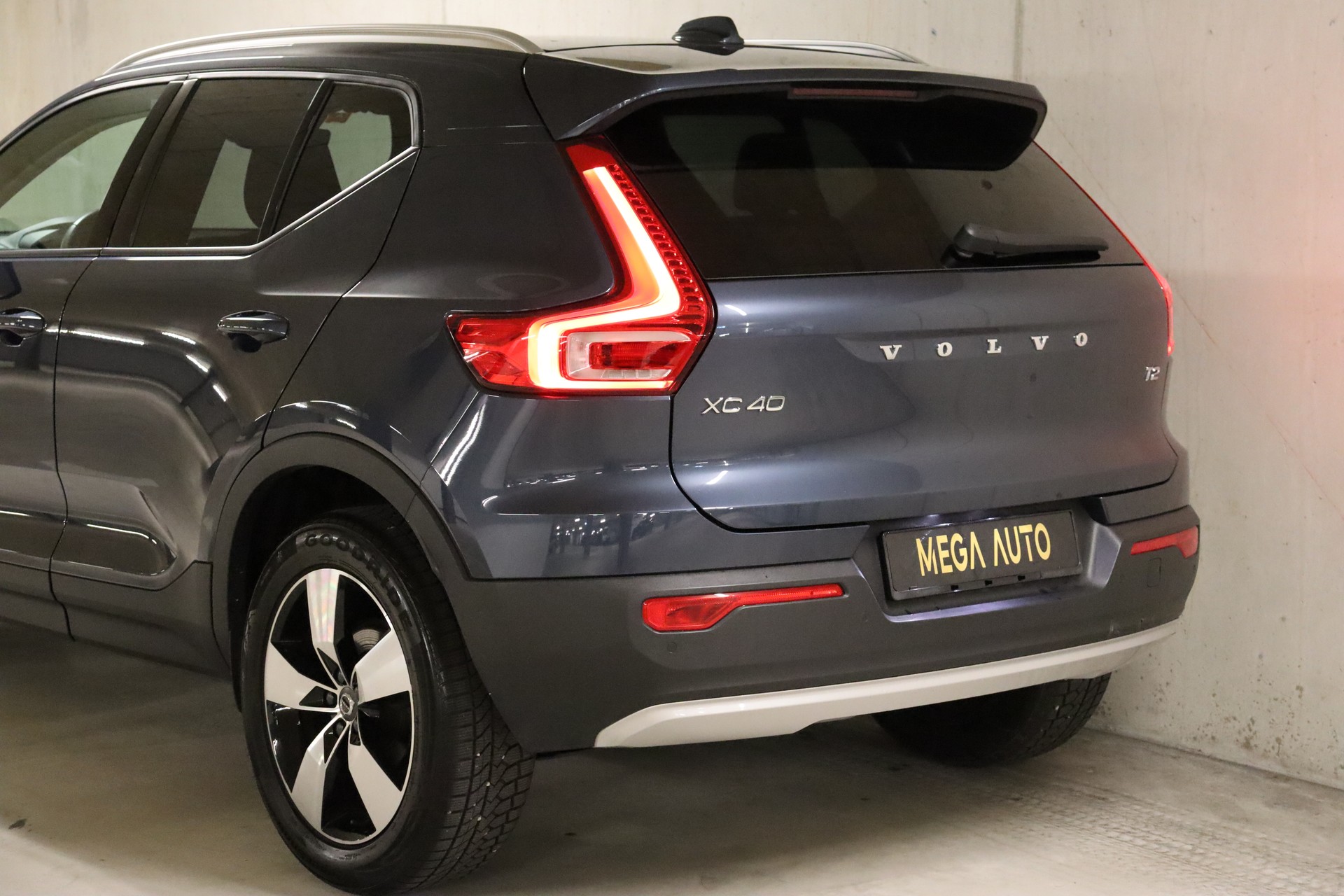 VOLVO XC40 T2 Momentum Geartronic-image-7