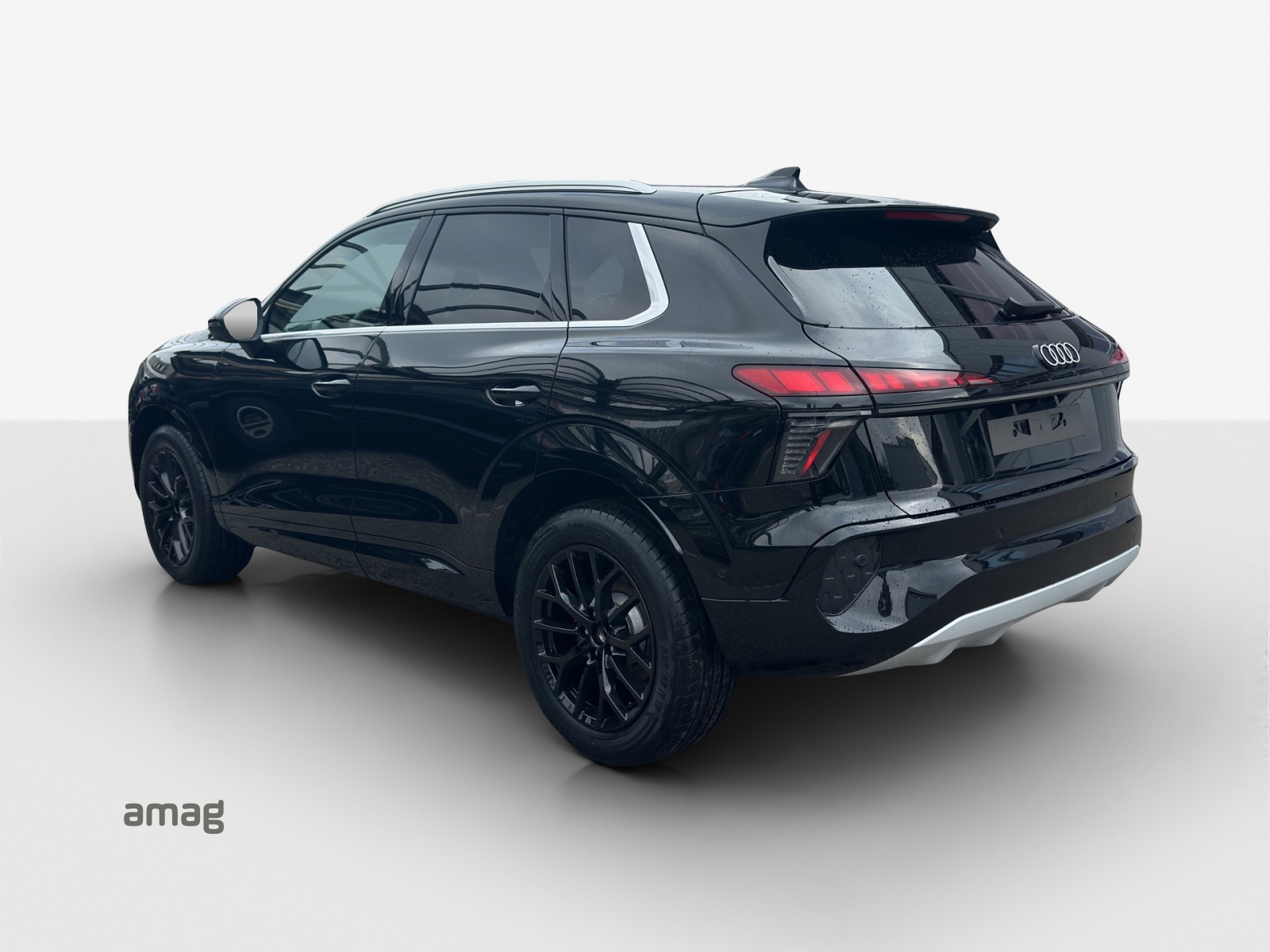 AUDI Q3 SUV 110 kW TFSI S tronic-image-2