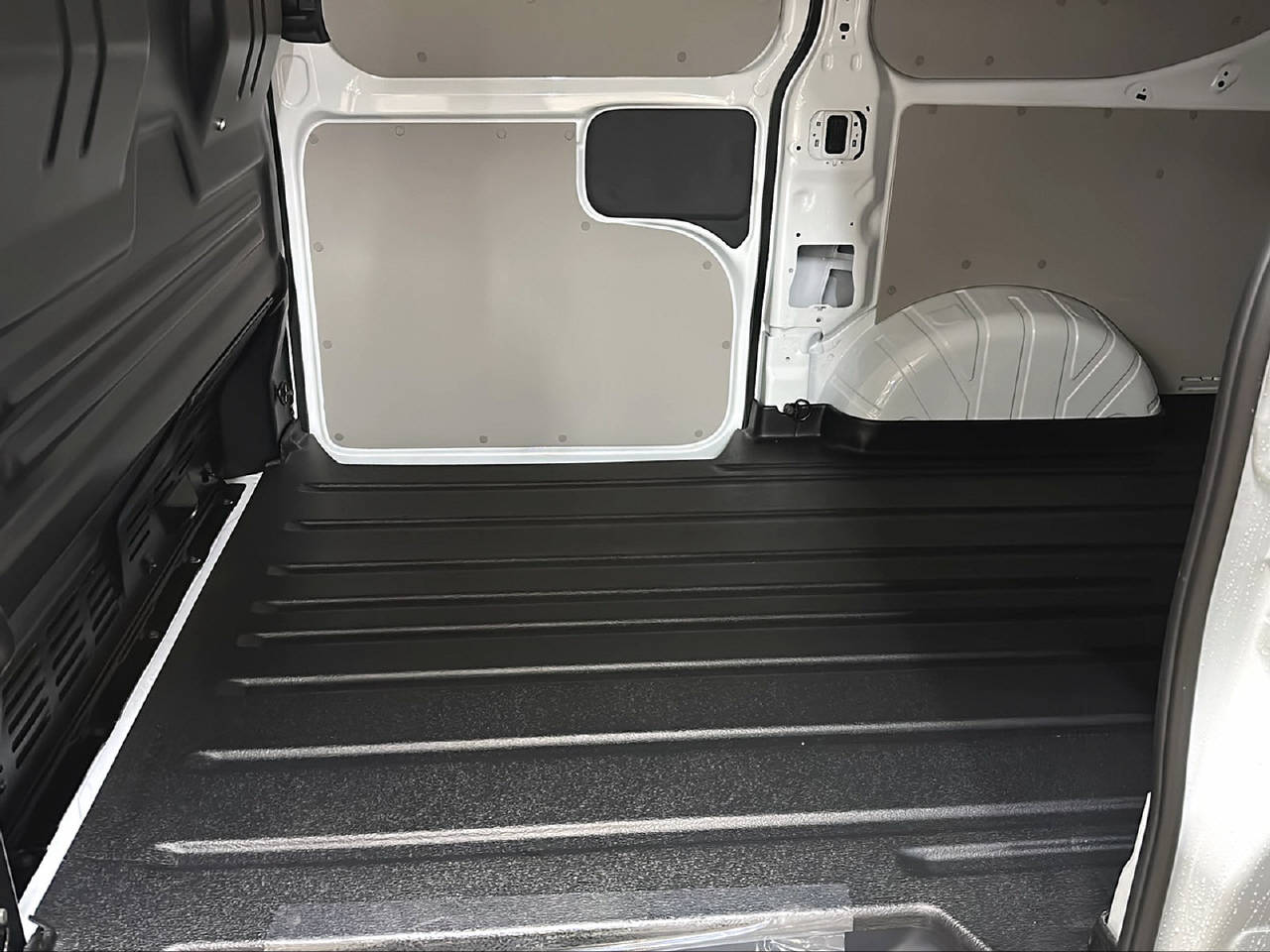FORD Transit Custom Van 320 L1 2.5 Duratec 233 Trend PHEV-image-10