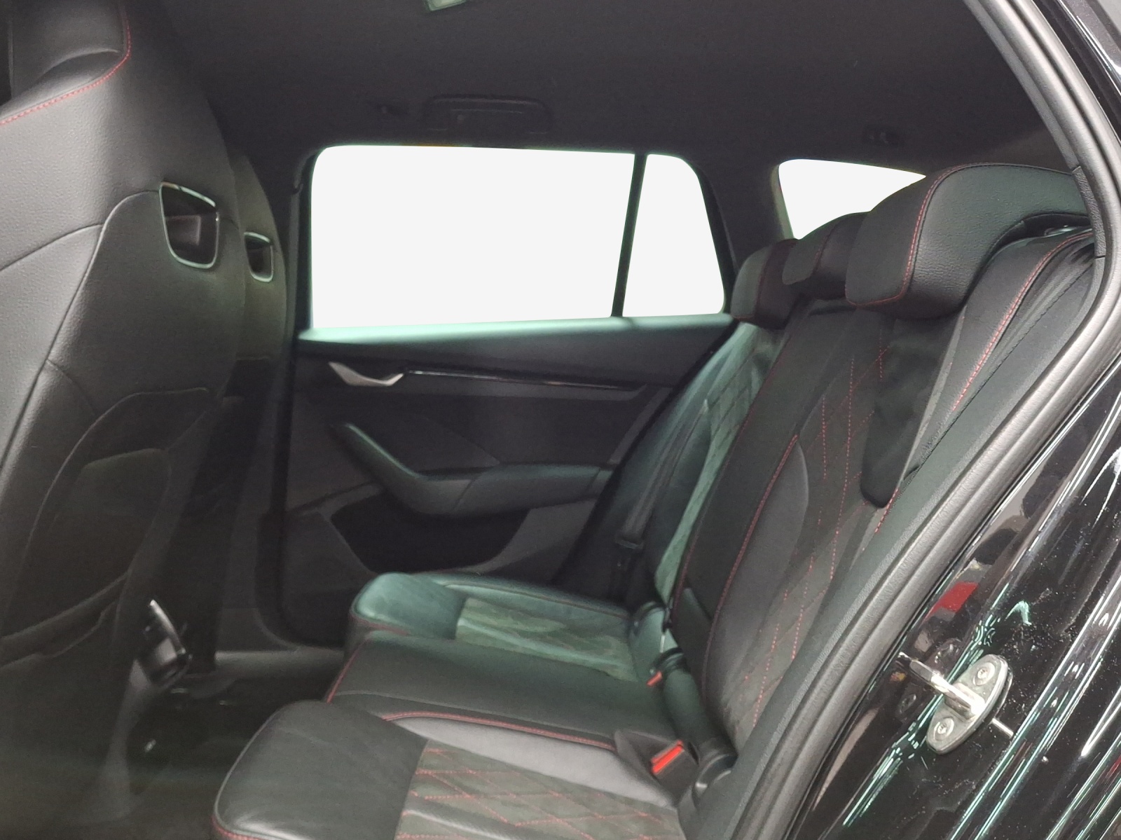 SKODA Octavia Combi 2.0 TSI DSG RS-image-11