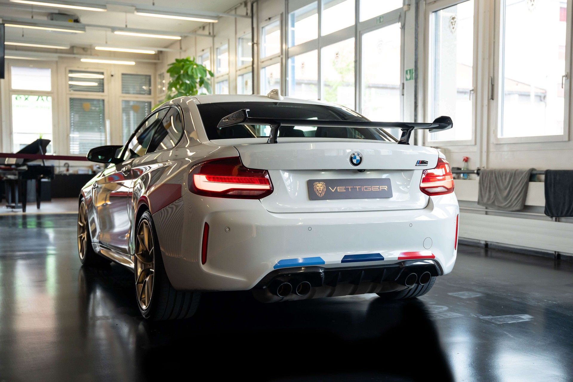 BMW M2 Competition Drivelogic-showroom-element-2
