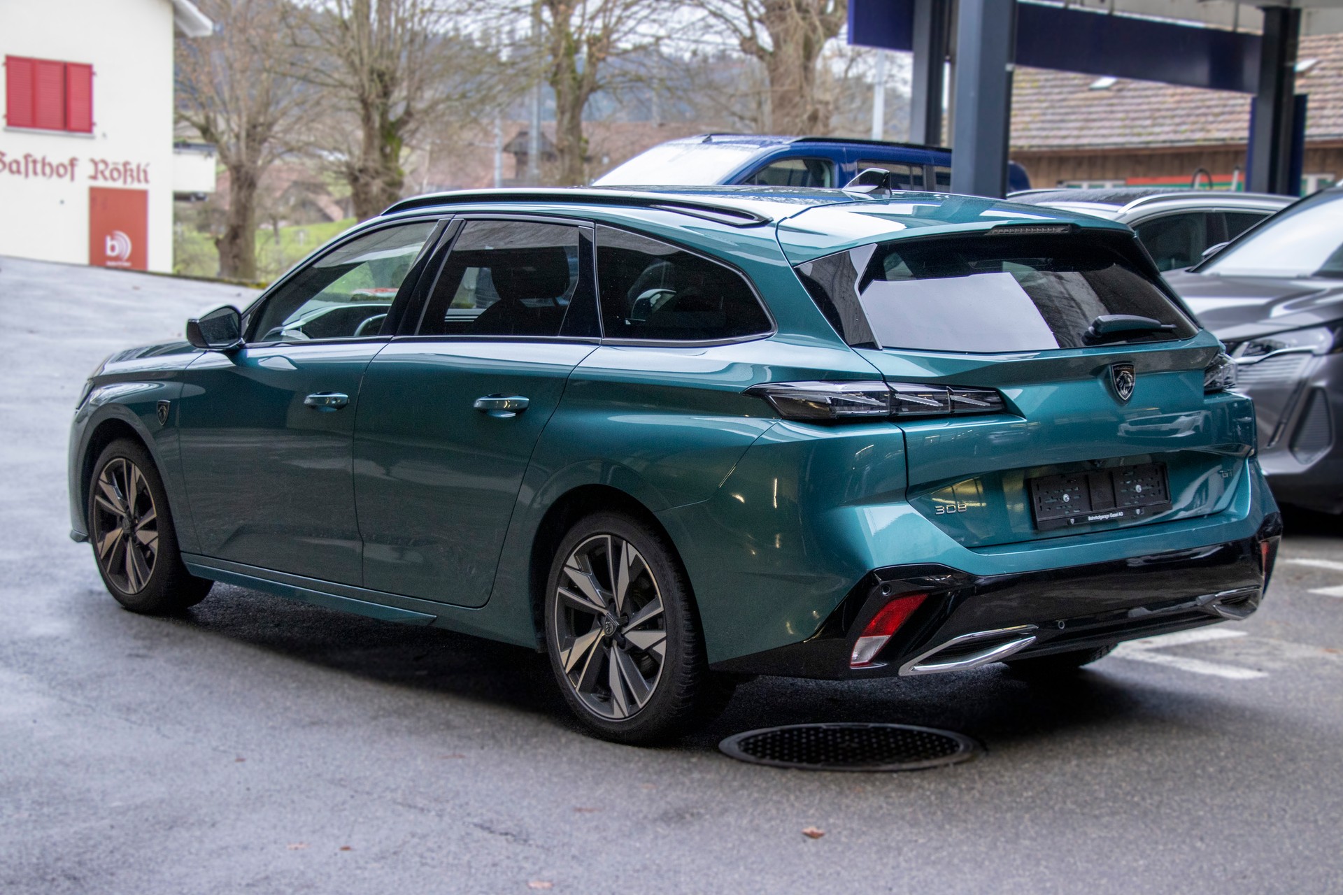 PEUGEOT 308 SW 1.2 HEV 136 GT-image-1