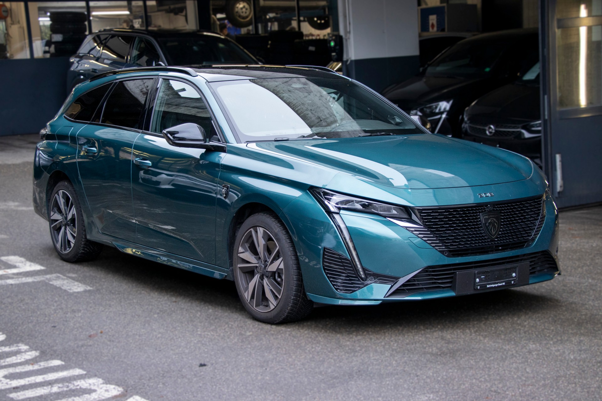 PEUGEOT 308 SW 1.2 HEV 136 GT-image-3