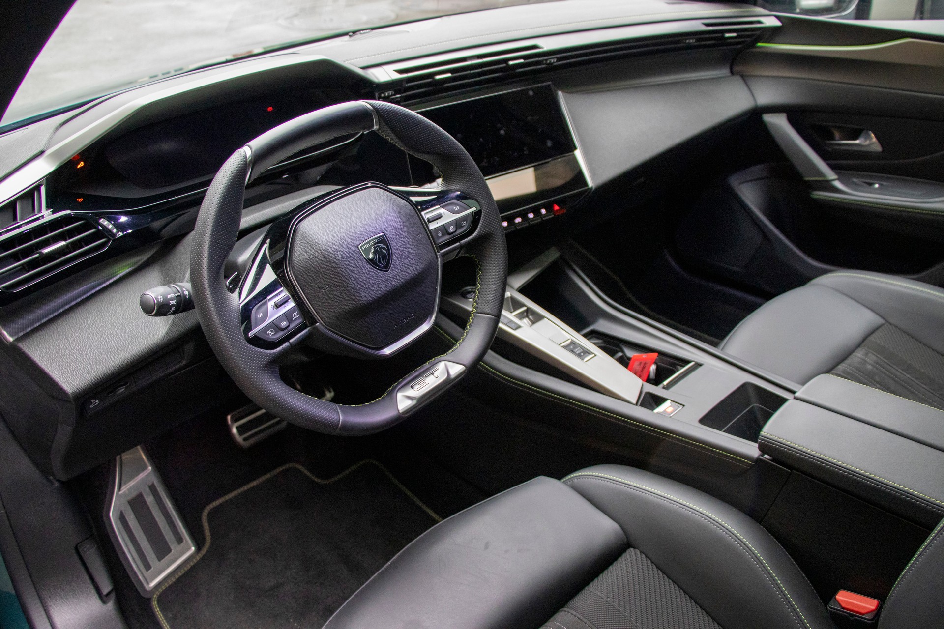 PEUGEOT 308 SW 1.2 HEV 136 GT-image-4
