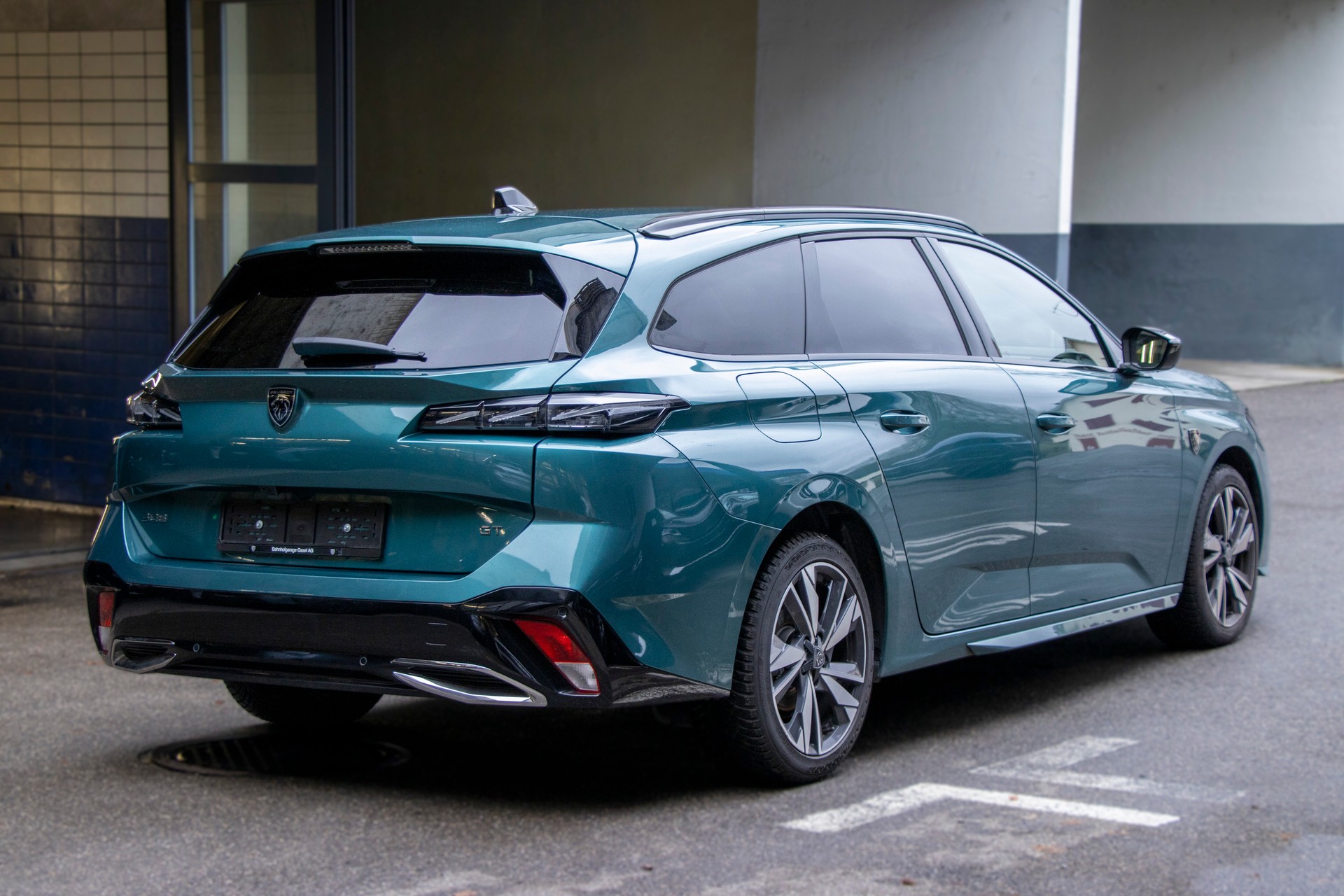 PEUGEOT 308 SW 1.2 HEV 136 GT-image-2