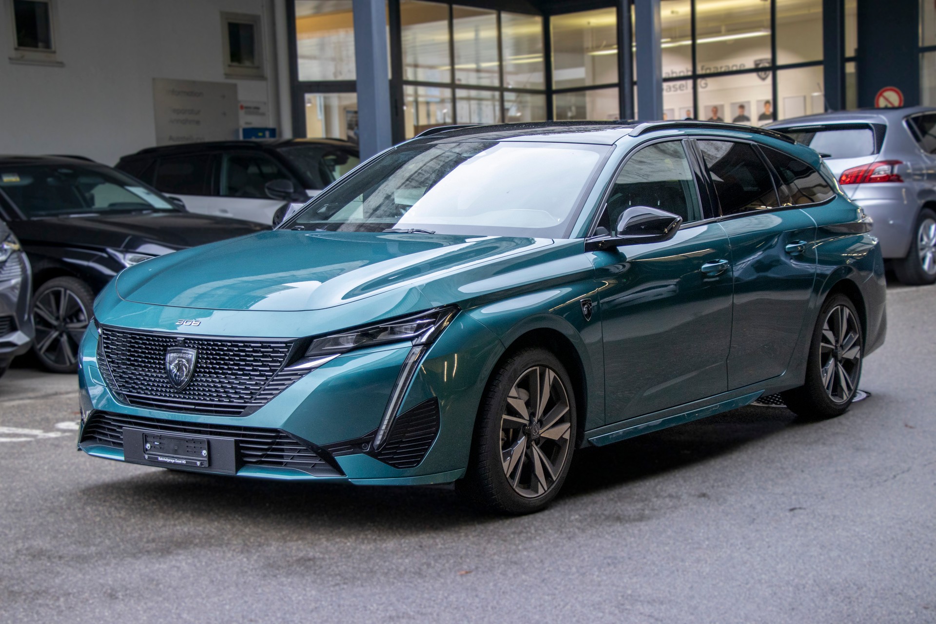PEUGEOT 308 SW 1.2 HEV 136 GT-image-0