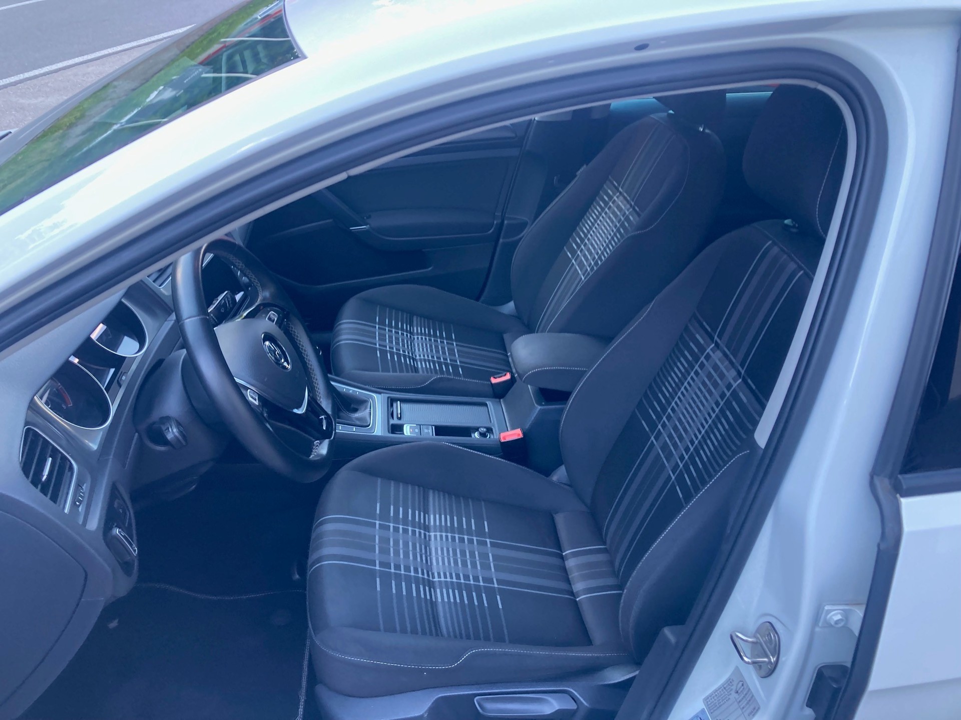 VW Golf 1.2 TSI Lounge-image-6