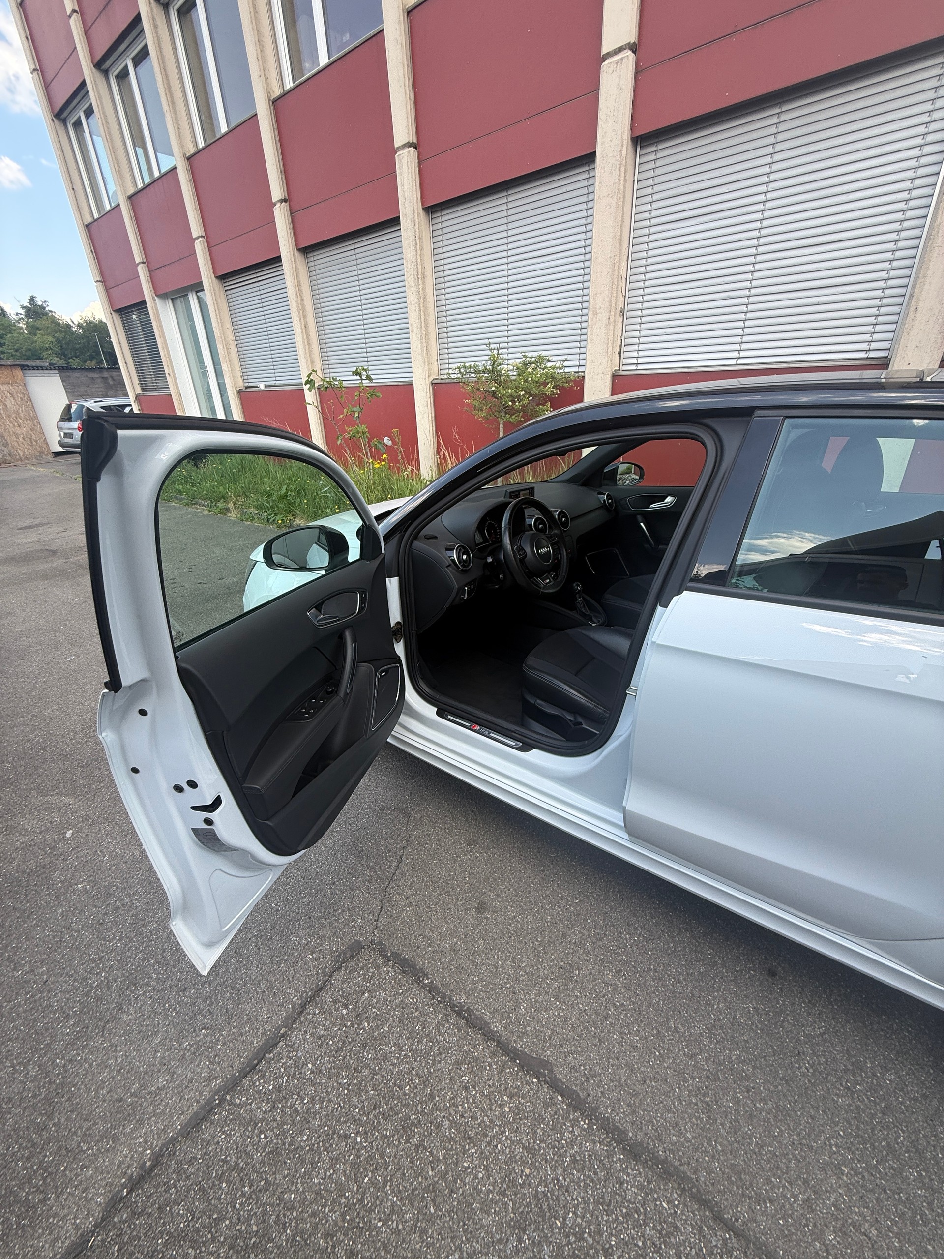 AUDI A1 Sportback Sport 1.4 TFSI Ambition S-tronic-image-3
