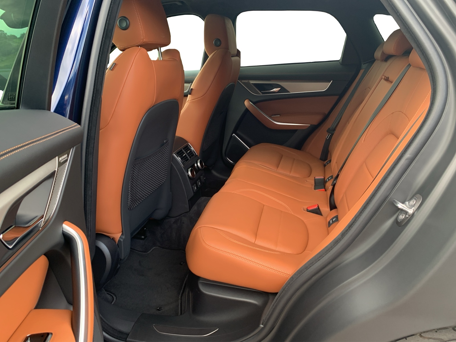 JAGUAR F-Pace 2.0 P400e R-Dynamic HSE 90th Anniversary Ed. AWD 90-image-9
