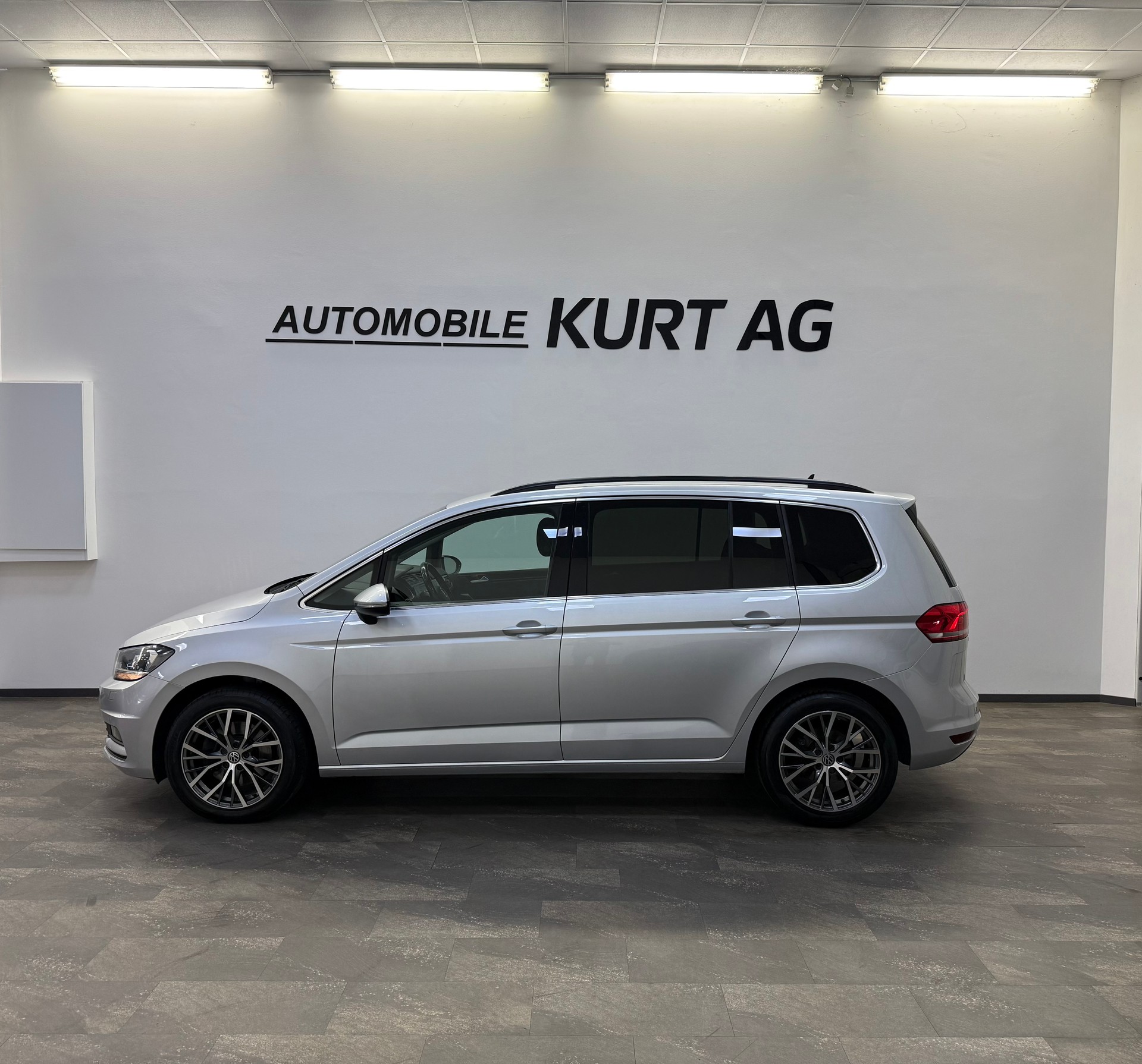 VW Touran 1.6 TDI BlueMotion Technology Trendline DSG-image-2