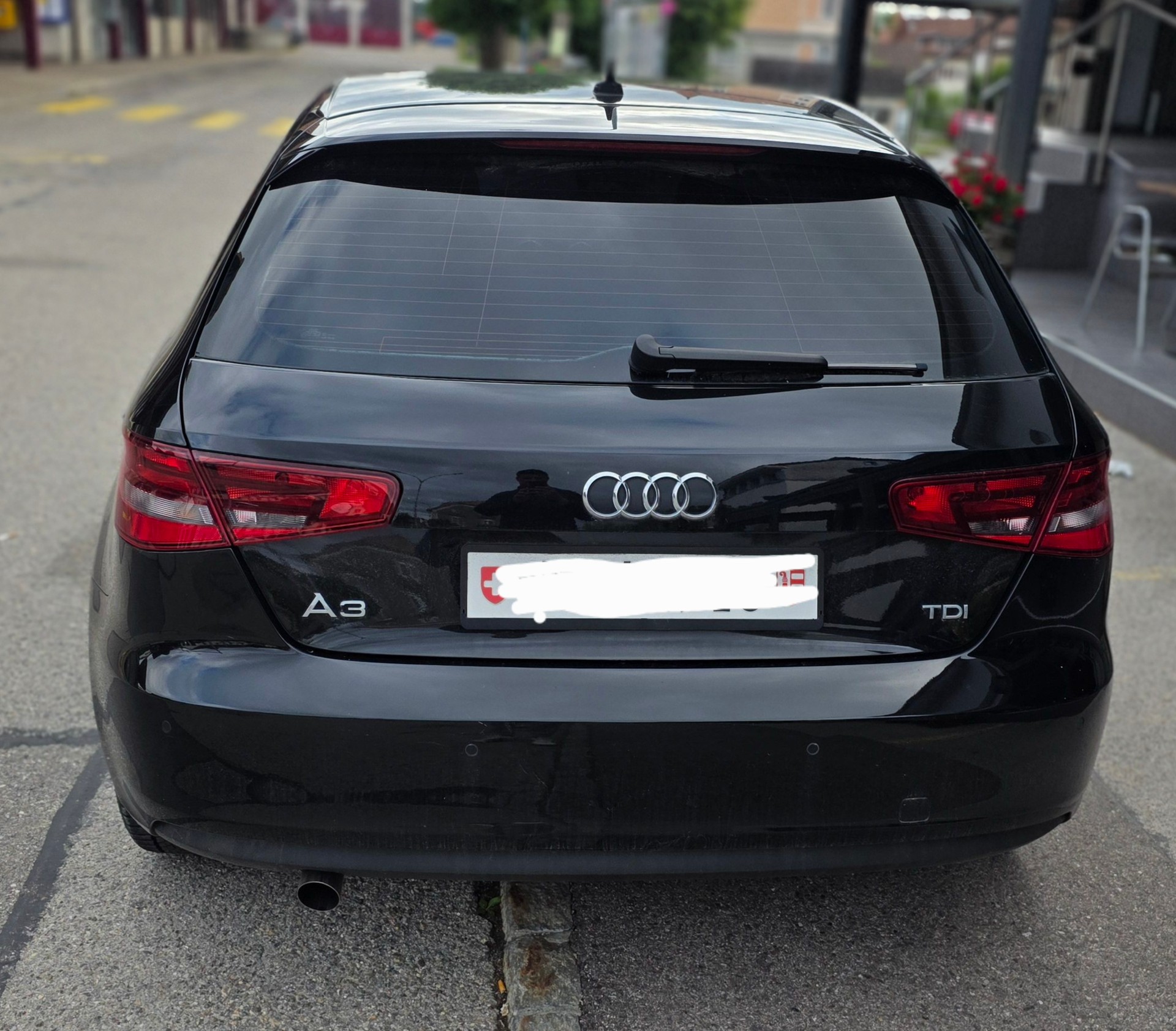 AUDI 1.6 TDI ultra Attraction-image-1