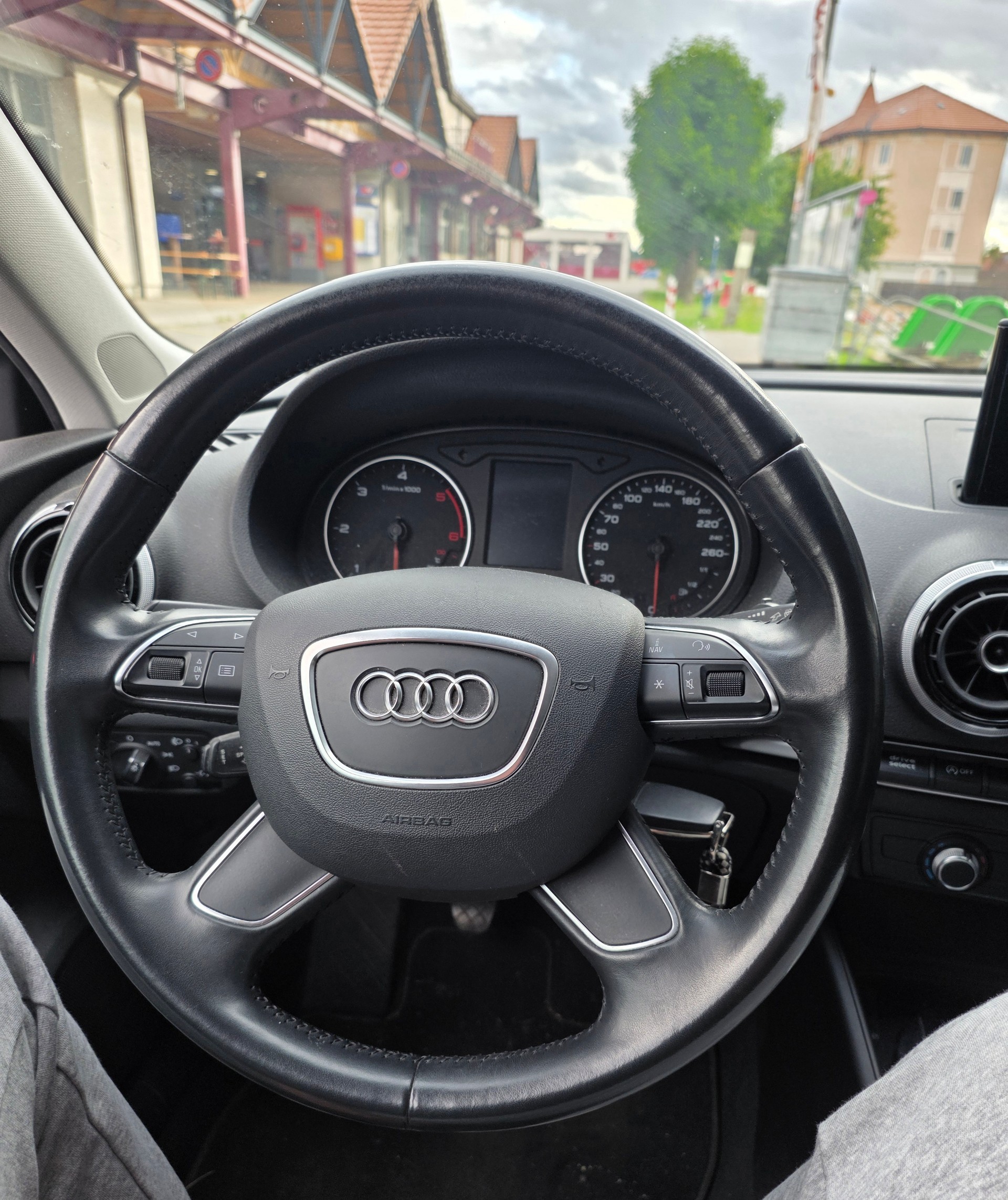 AUDI 1.6 TDI ultra Attraction-image-3