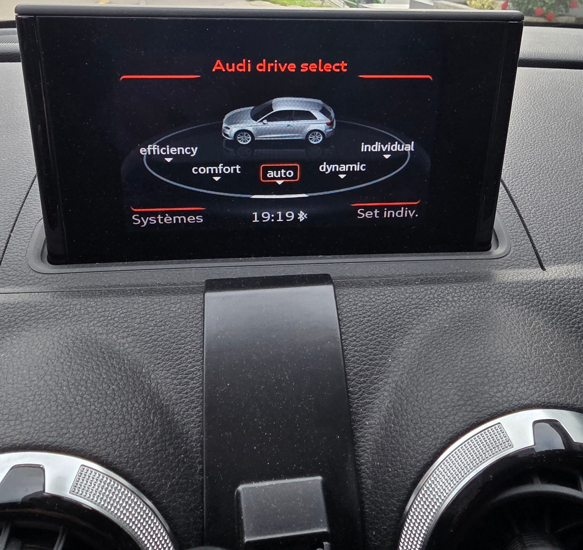 AUDI 1.6 TDI ultra Attraction-image-5