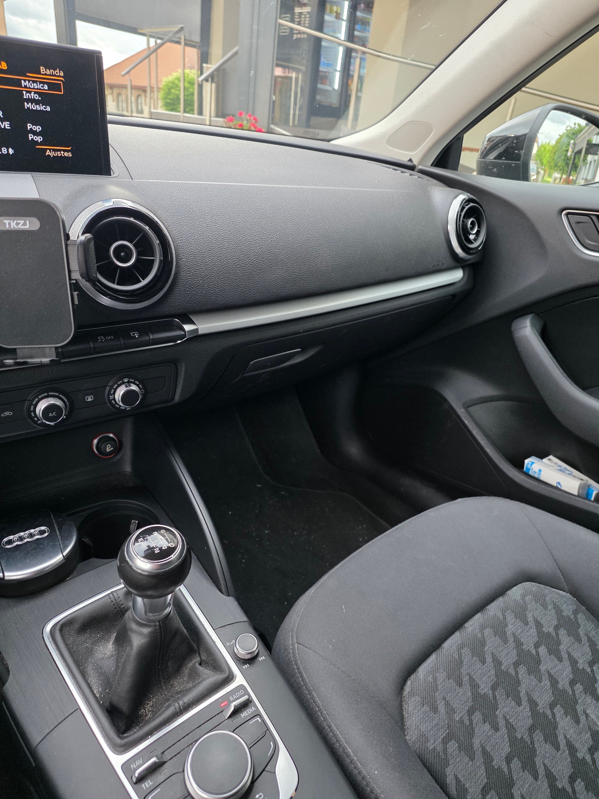 AUDI 1.6 TDI ultra Attraction-image-4
