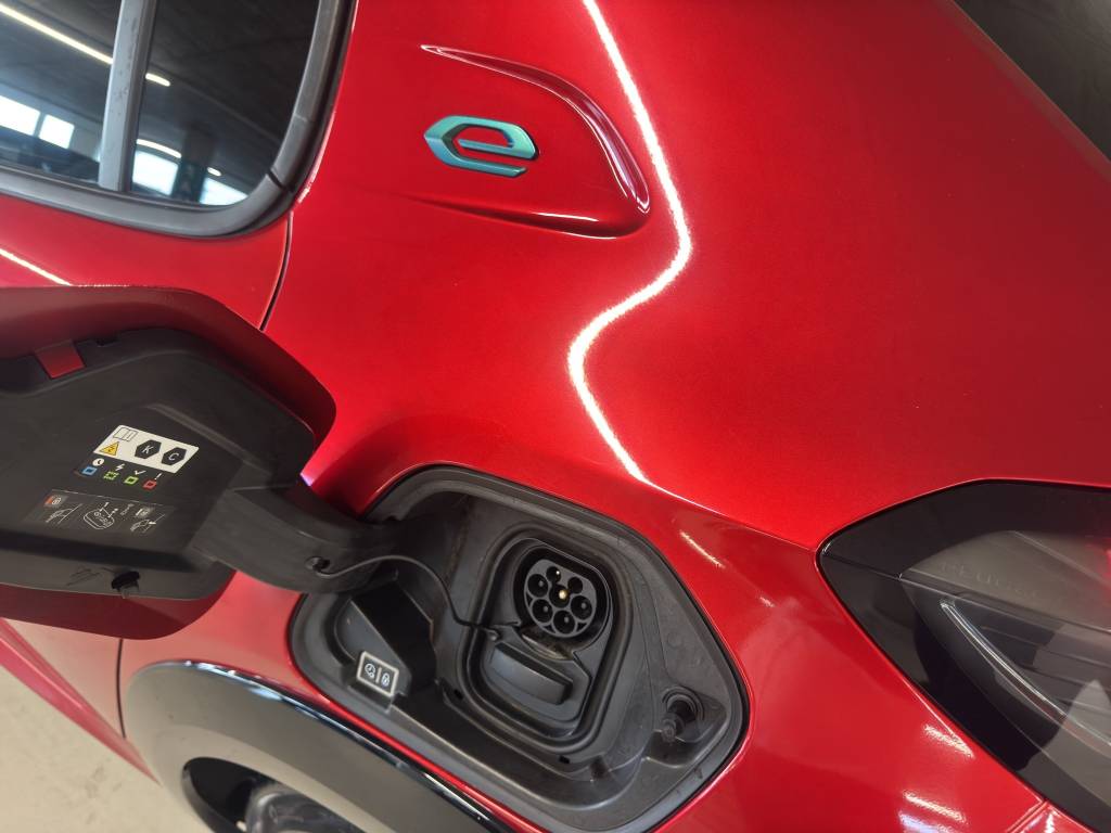 PEUGEOT 208 Elektrik Allure Pack //Sièges AV Chauffants/Visio Park 1/Carplay/DAB+-image-12