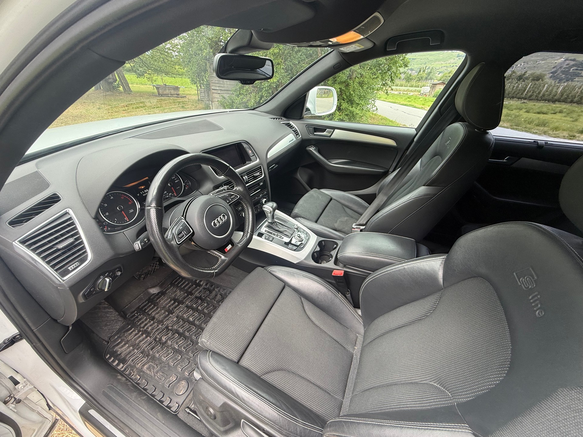 AUDI Q5 2.0 TDi Quattro S Line-image-2