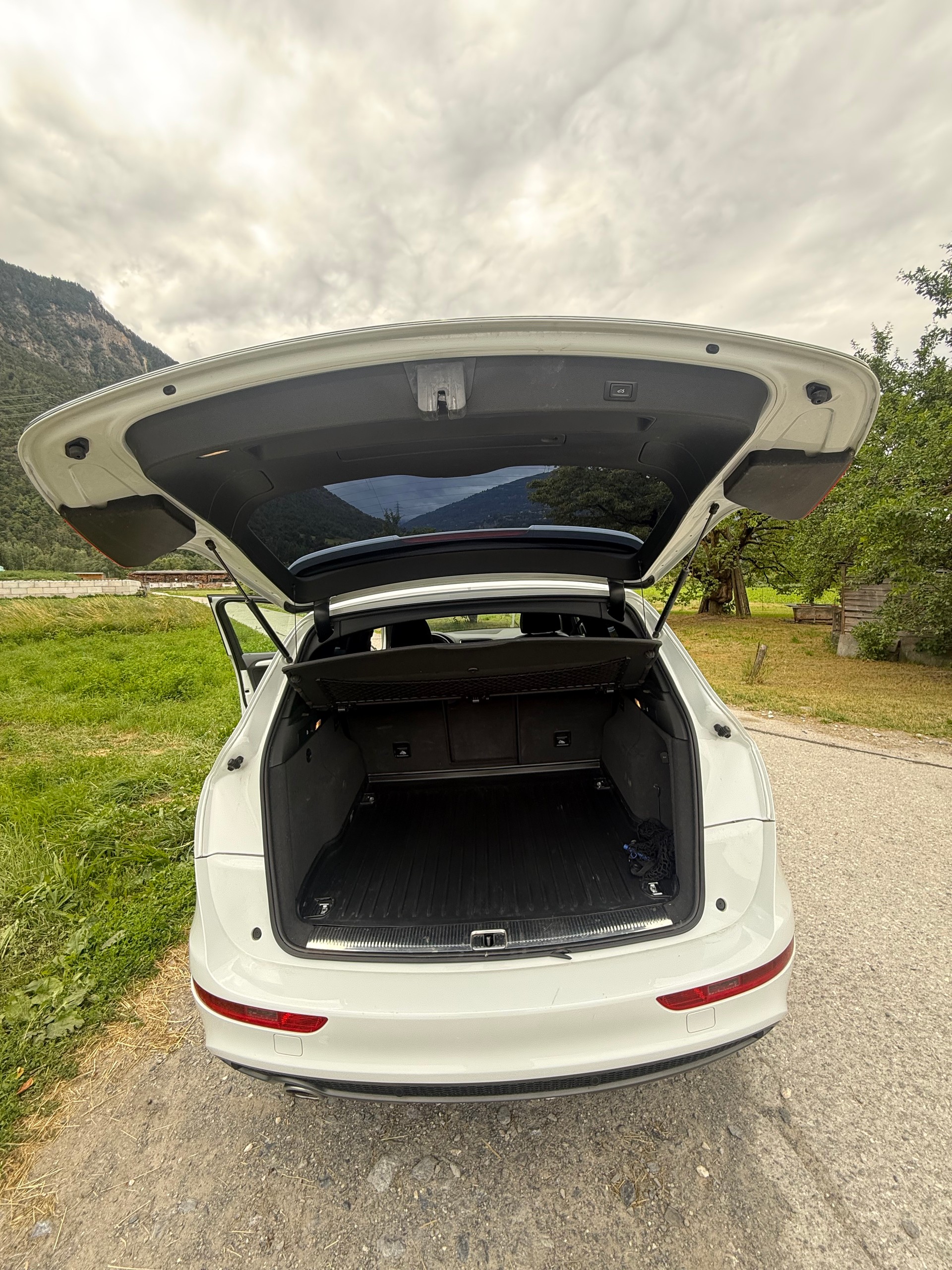 AUDI Q5 2.0 TDi Quattro S Line-image-4