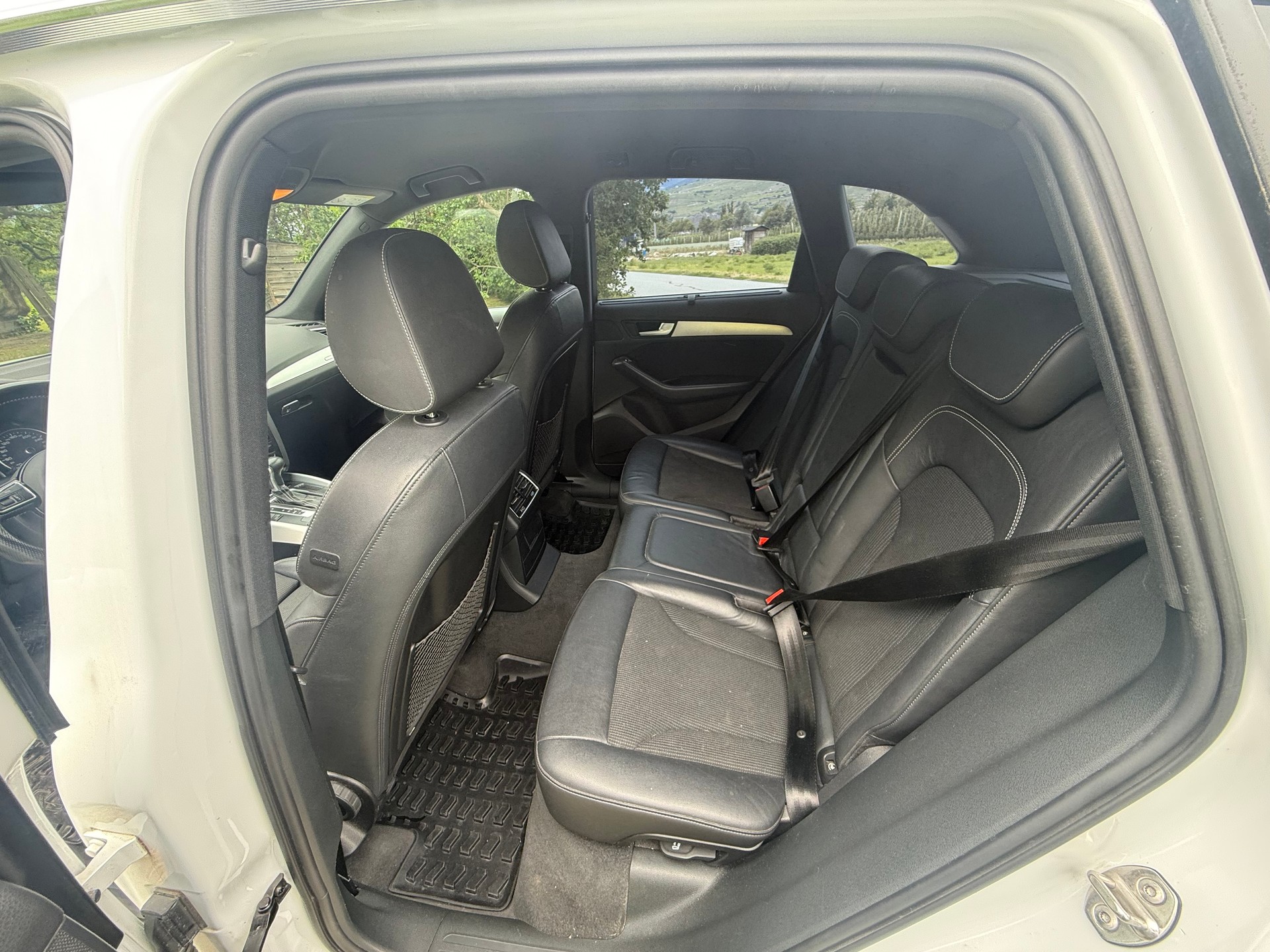AUDI Q5 2.0 TDi Quattro S Line-image-3