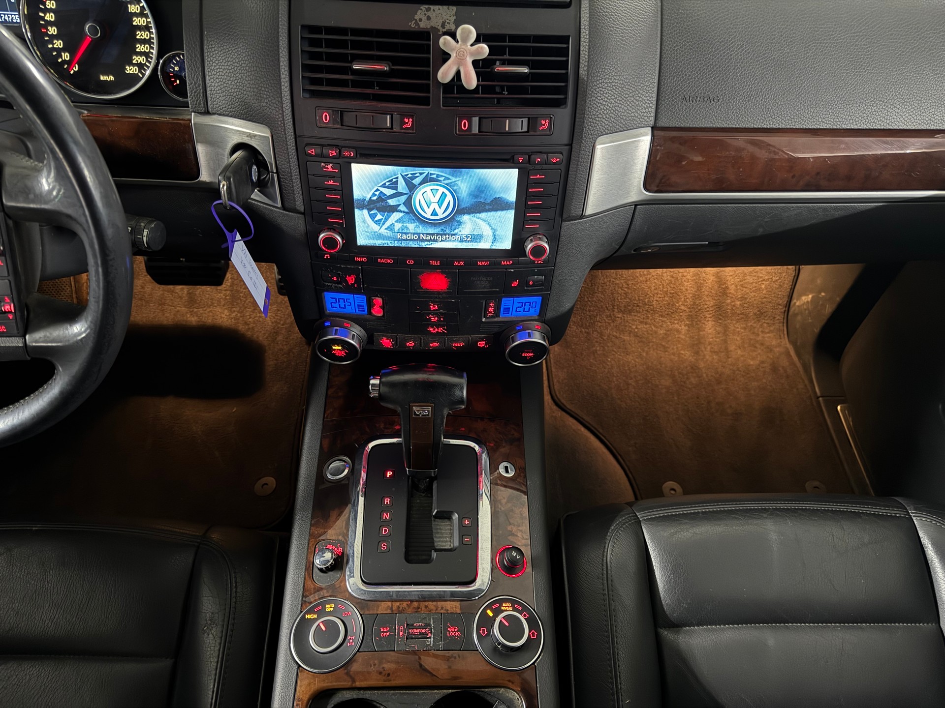 VW Touareg 5.0 TDI V10 Automatic-image-12
