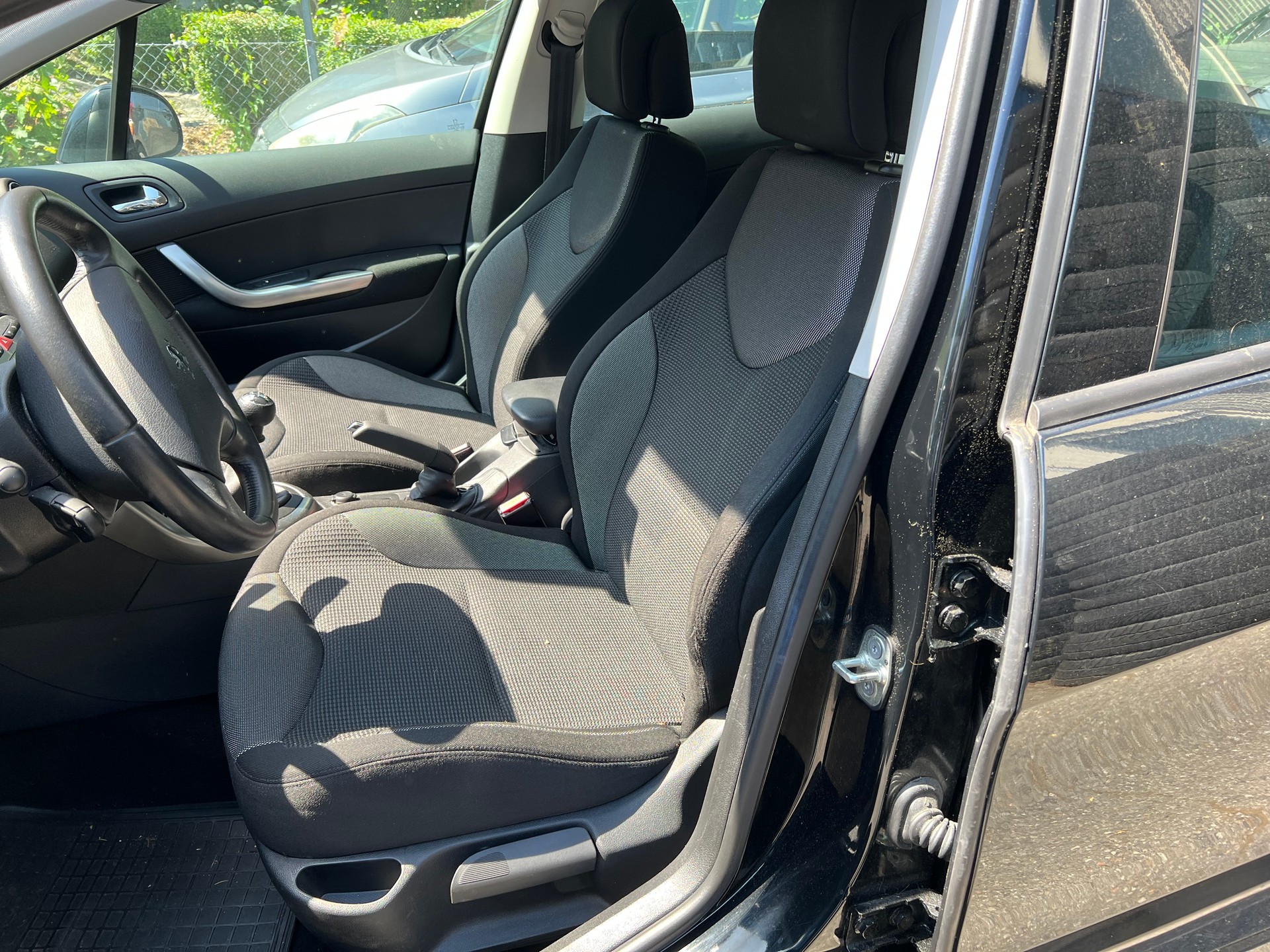 PEUGEOT 308 1.6 16V T Swiss Edition-image-7