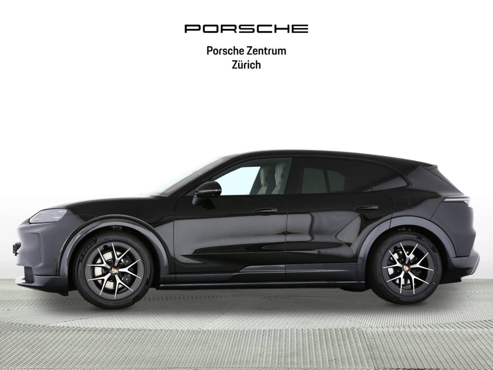 PORSCHE Cayenne Electric-showroom-element-1